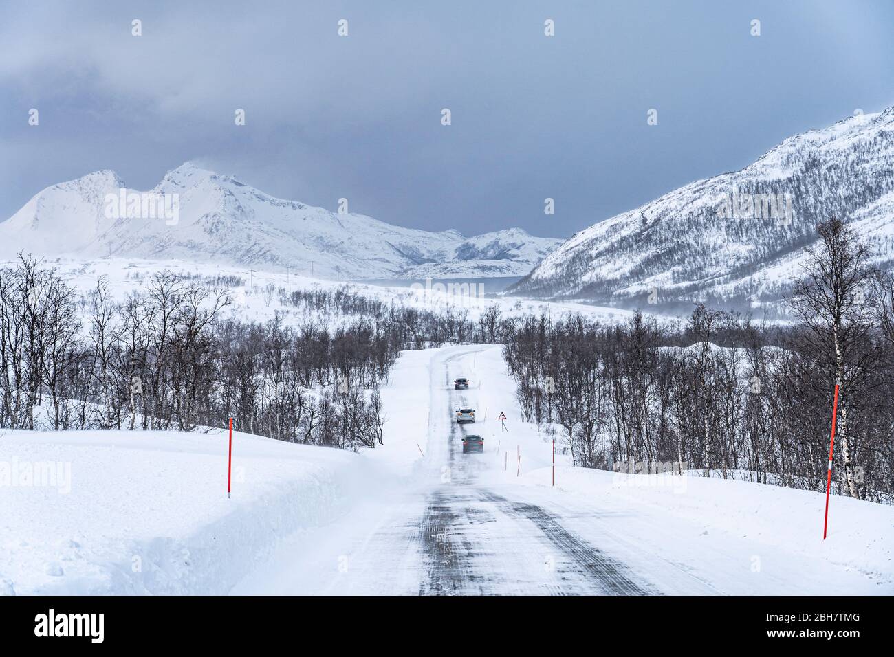 route recouverte de glace et de neige pendant un blizzard dans le la toundra des highlands du nord de la Norvège Banque D'Images