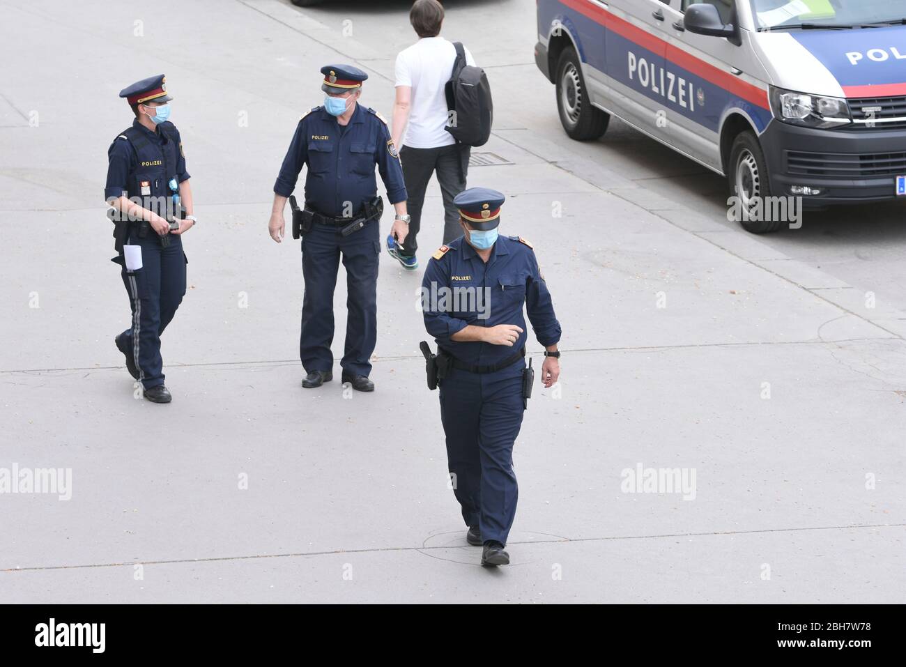 Vienne, Autriche. 24 avril 2020. Les mesures corona sont progressivement assouplies et, bien sûr, la première manifestation ne devrait pas être manquante. On a approuvé pour aujourd'hui - par un groupe qui ne croit pas au virus de toute façon. L'initiative d'information sur la couronne (ici) fondée sur des preuves a lieu à Albertinaplatz, à Vienne. Les manifestants exigent la possibilité d'un contrôle urgent de la VfGH (Cour constitutionnelle) sur la légalité de la loi sur les mesures de la Covid-19. Crédit: Franz PERC / Alay Live News Banque D'Images