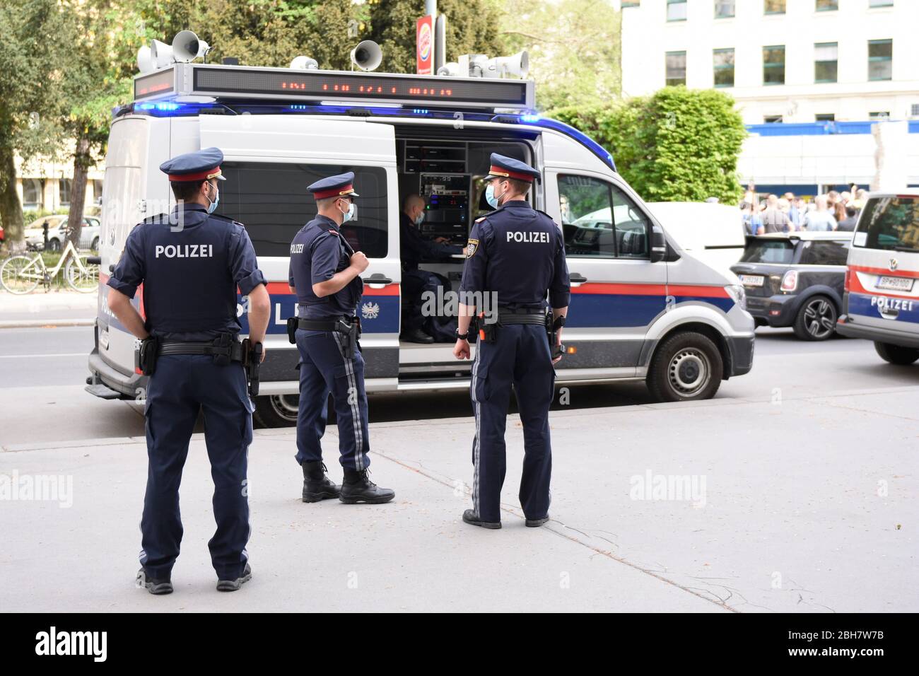 Vienne, Autriche. 24 avril 2020. Les mesures corona sont progressivement assouplies et, bien sûr, la première manifestation ne devrait pas être manquante. On a approuvé pour aujourd'hui - par un groupe qui ne croit pas au virus de toute façon. L'initiative d'information sur la couronne (ici) fondée sur des preuves a lieu à Albertinaplatz, à Vienne. Les manifestants exigent la possibilité d'un contrôle urgent de la VfGH (Cour constitutionnelle) sur la légalité de la loi sur les mesures de la Covid-19. Crédit: Franz PERC / Alay Live News Banque D'Images