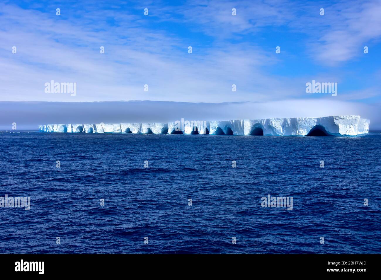 Blue Iceberg flottant en Antarctique, une journée ensoleillée avec ciel bleu. Banque D'Images