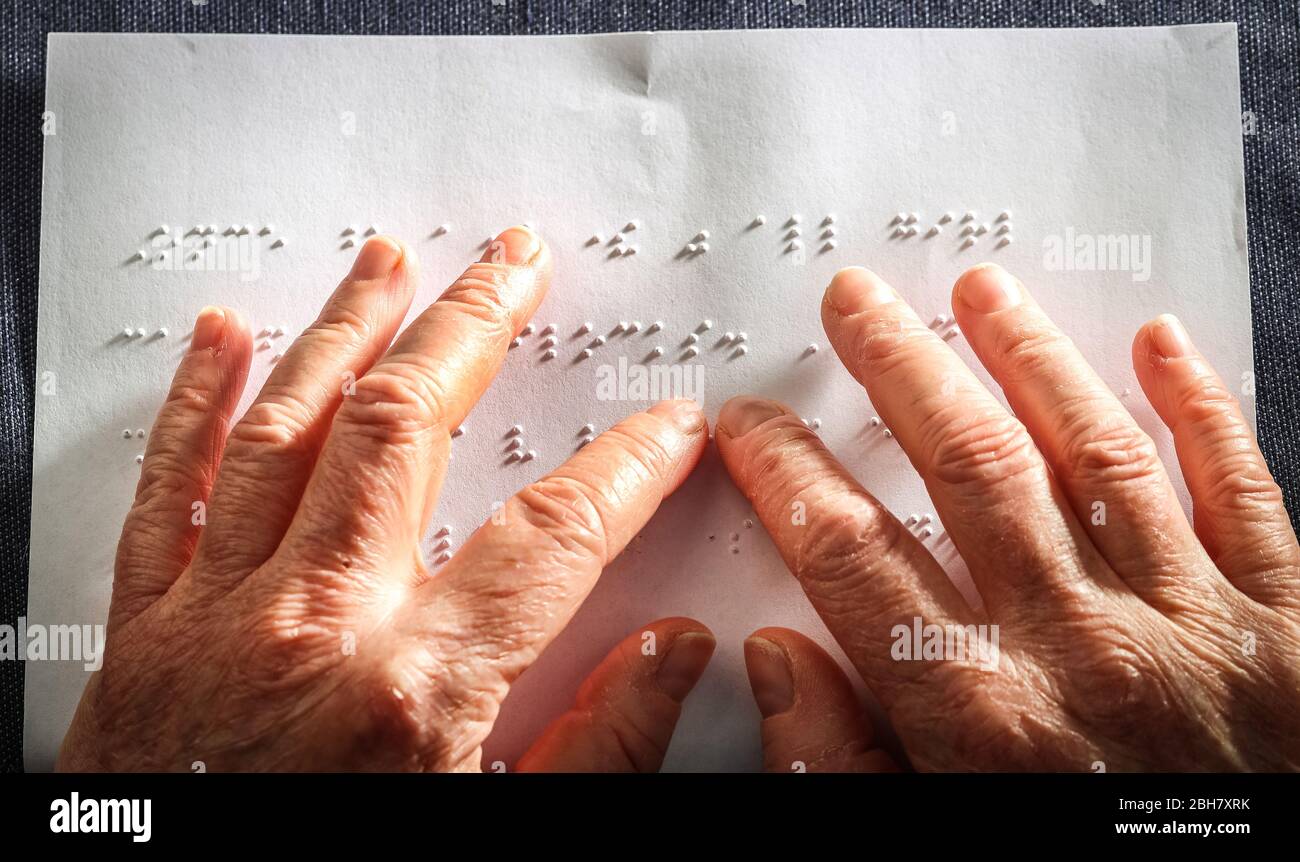 Gros plan photo d'une femme mains lecture du texte de braille Banque D'Images