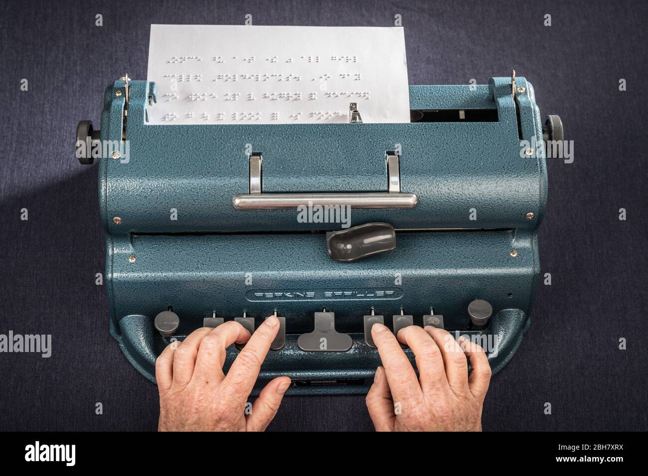 Une femme qui tape en braille à l'aide d'une machine à écrire Perkins Brailler. Banque D'Images