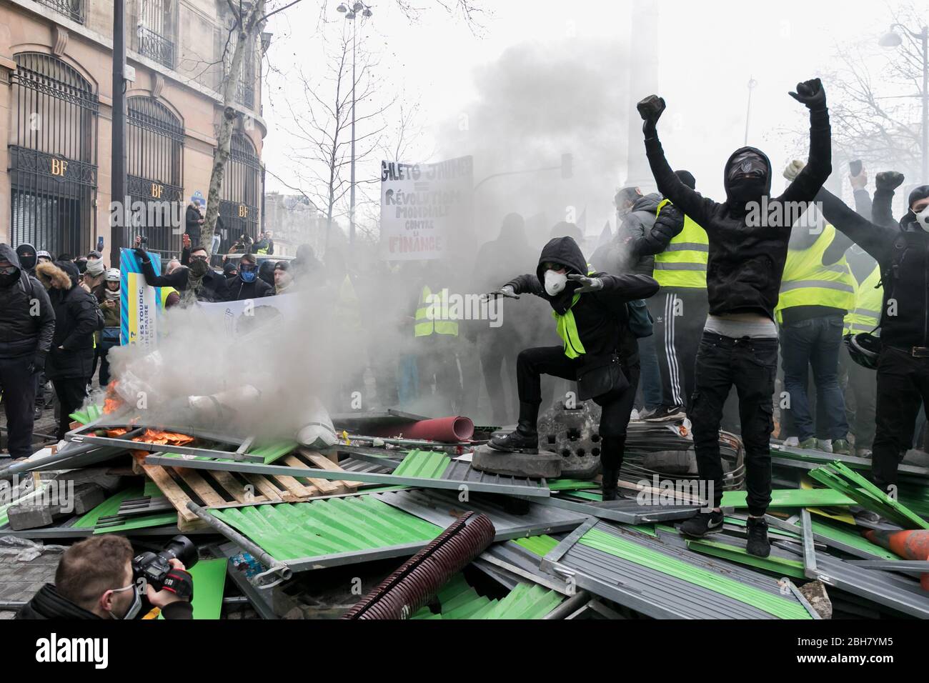 26.01.2019, Paris, Paris, France - manifestants protestant contre une barricade de route. 0MK190126D008CAROEX.JPG [AUTORISATION DU MODÈLE : NON, AUTORISATION DE PROPRIÉTÉ : NON (C) Banque D'Images