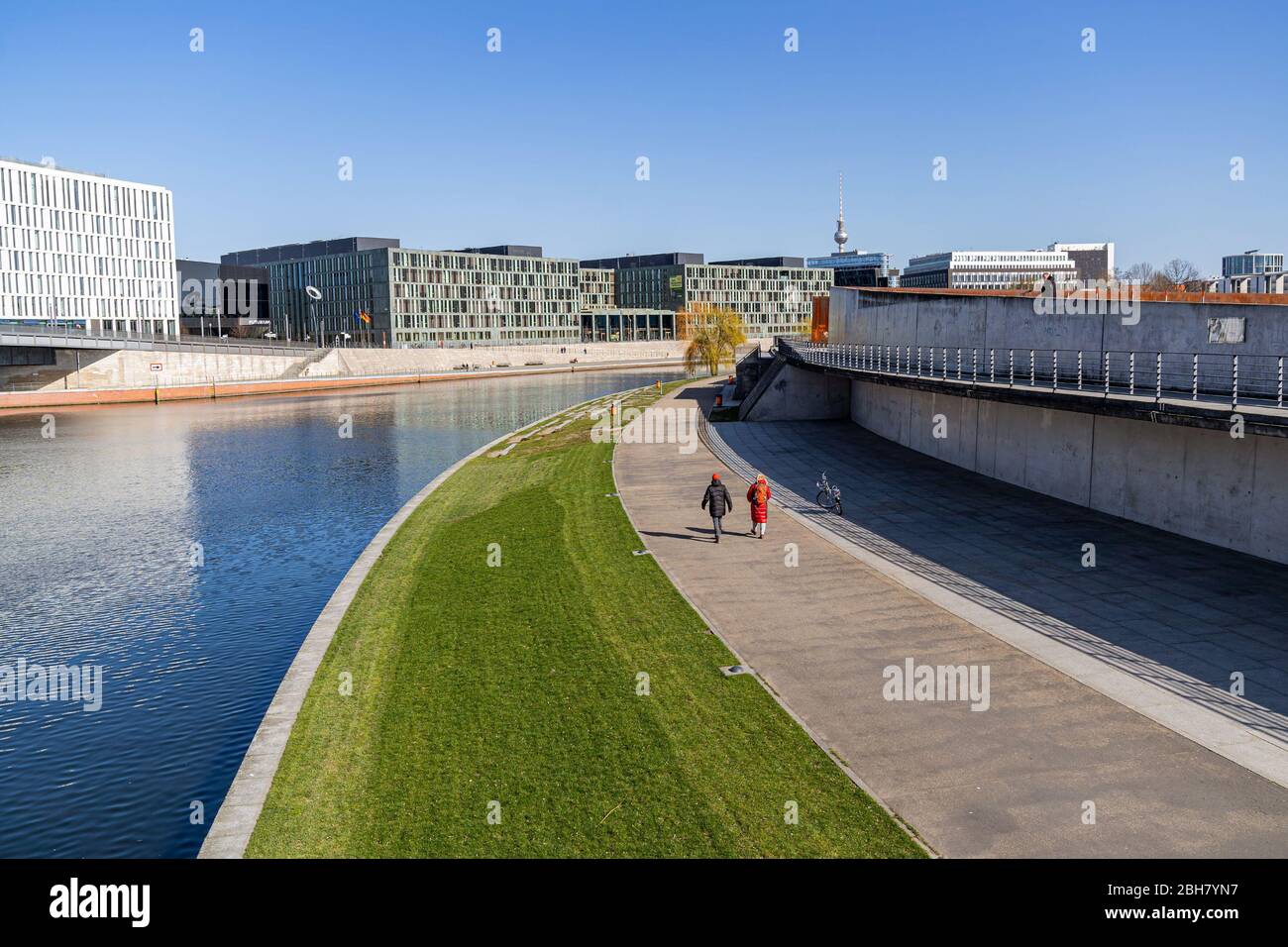 23.03.2020, Berlin, Berlin, Allemagne - Berlin pendant le couvre-feu: Les marcheurs marcheront le long de la promenade de la rive autrement désertée le long de la Spree. 20 MO Banque D'Images