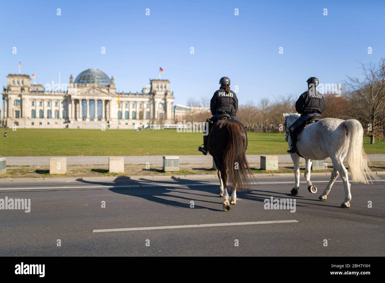 23.03.2020, Berlin, Berlin, Allemagne - Berlin pendant le couvre-feu : patrouilles d'escadron de pilotes devant le Reichstag. 0MK200323D097CAROEX.JPG [VERSION DU MODÈLE : Banque D'Images