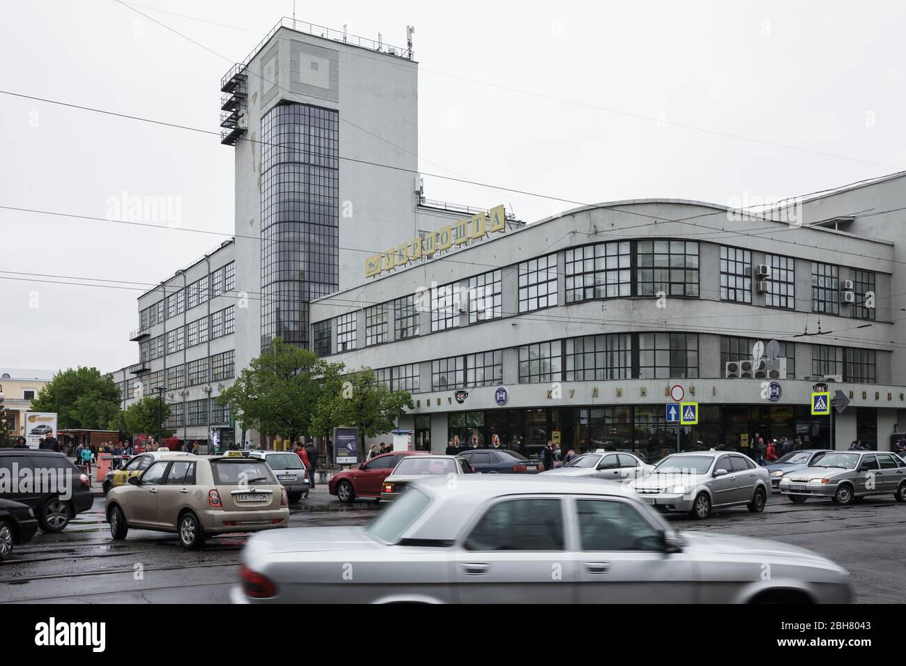 30.04.2019, Kharkiv, , Ukraine - trafic chaotique devant le bâtiment de poste à Kharkiv, construit dans le style du Constructivisme soviétique. 00P1904 Banque D'Images