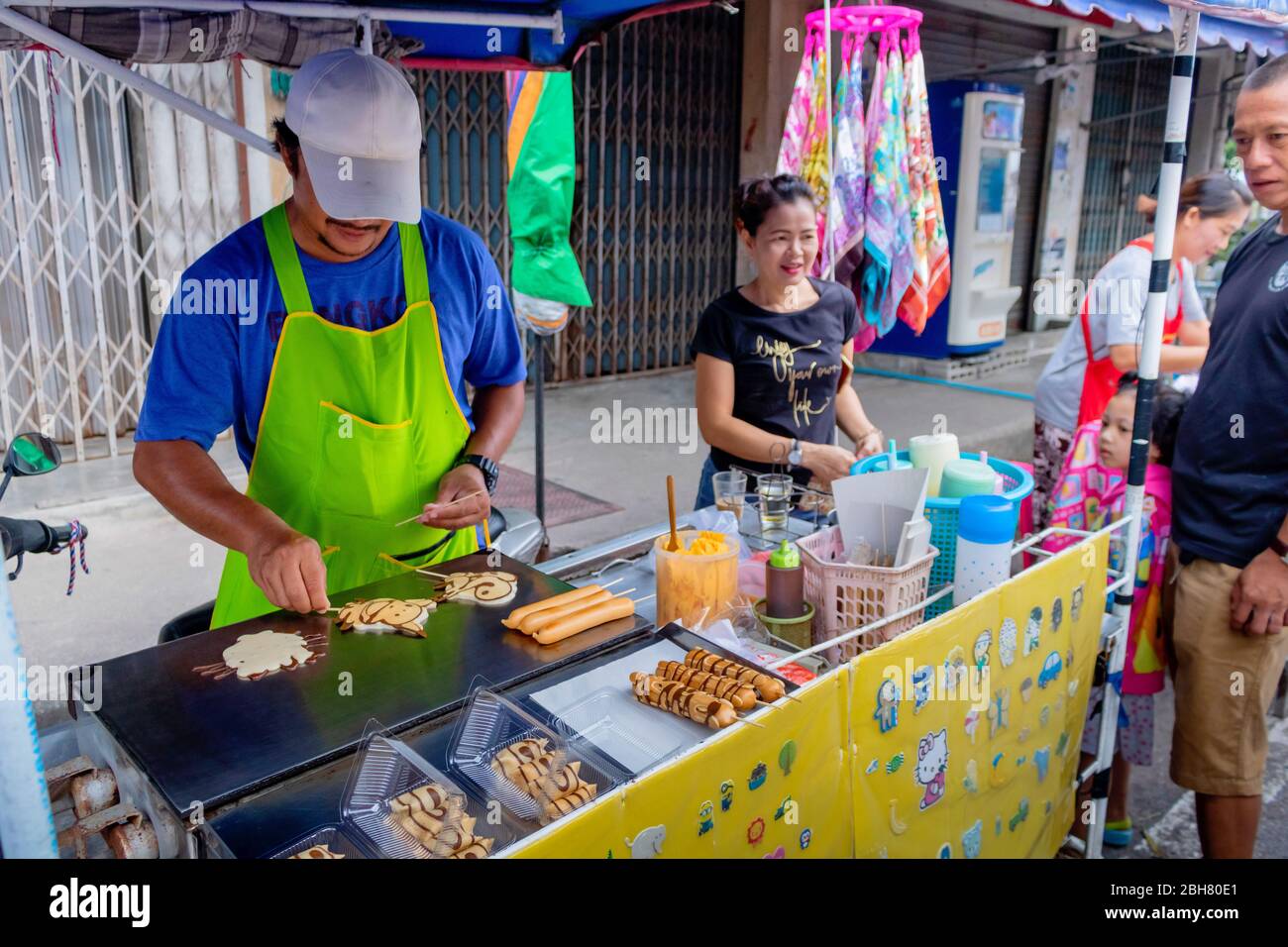 Le vendeur thaïlandais de nourriture de rue prépare une sorte de dessert qui a la décoration de dessin animé dans le marché du matin de Prachuabkirikhan, Thaïlande le 10 juin 2017 Banque D'Images