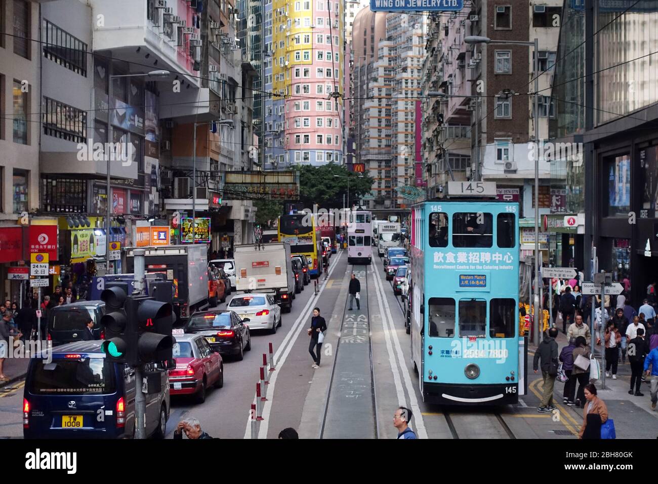 06.12.2019, Hong Kong, Hong Kong, Chine - circulation routière dans le centre ville. 00S191206D177CAROEX.JPG [AUTORISATION DU MODÈLE: NON, LIBÉRATION DE PROPRIÉTÉ: NON (c) caro i Banque D'Images