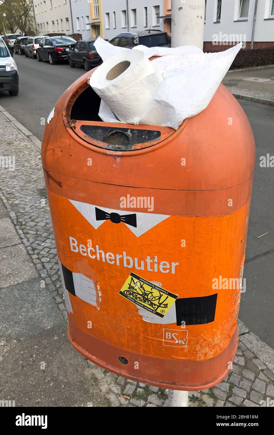 09.04.2020, Berlin, Allemagne - rouleau de papier toilette coincé dans une poubelle du BSR. 00S200409D249CAROEX.JPG [AUTORISATION DU MODÈLE : NON APPLICABLE, PROPRIÉTÉ Banque D'Images