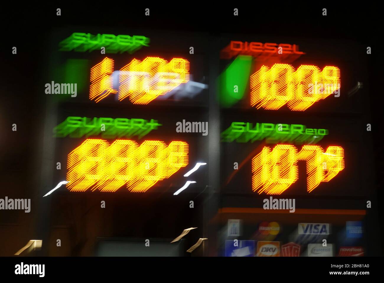 09.04.2020, Berlin, , Allemagne - Affichage du prix du carburant. 00S200409D278CAROEX.JPG [AUTORISATION DU MODÈLE: NON APPLICABLE, AUTORISATION DE PROPRIÉTÉ: OUI (c) images caro / ainsi Banque D'Images