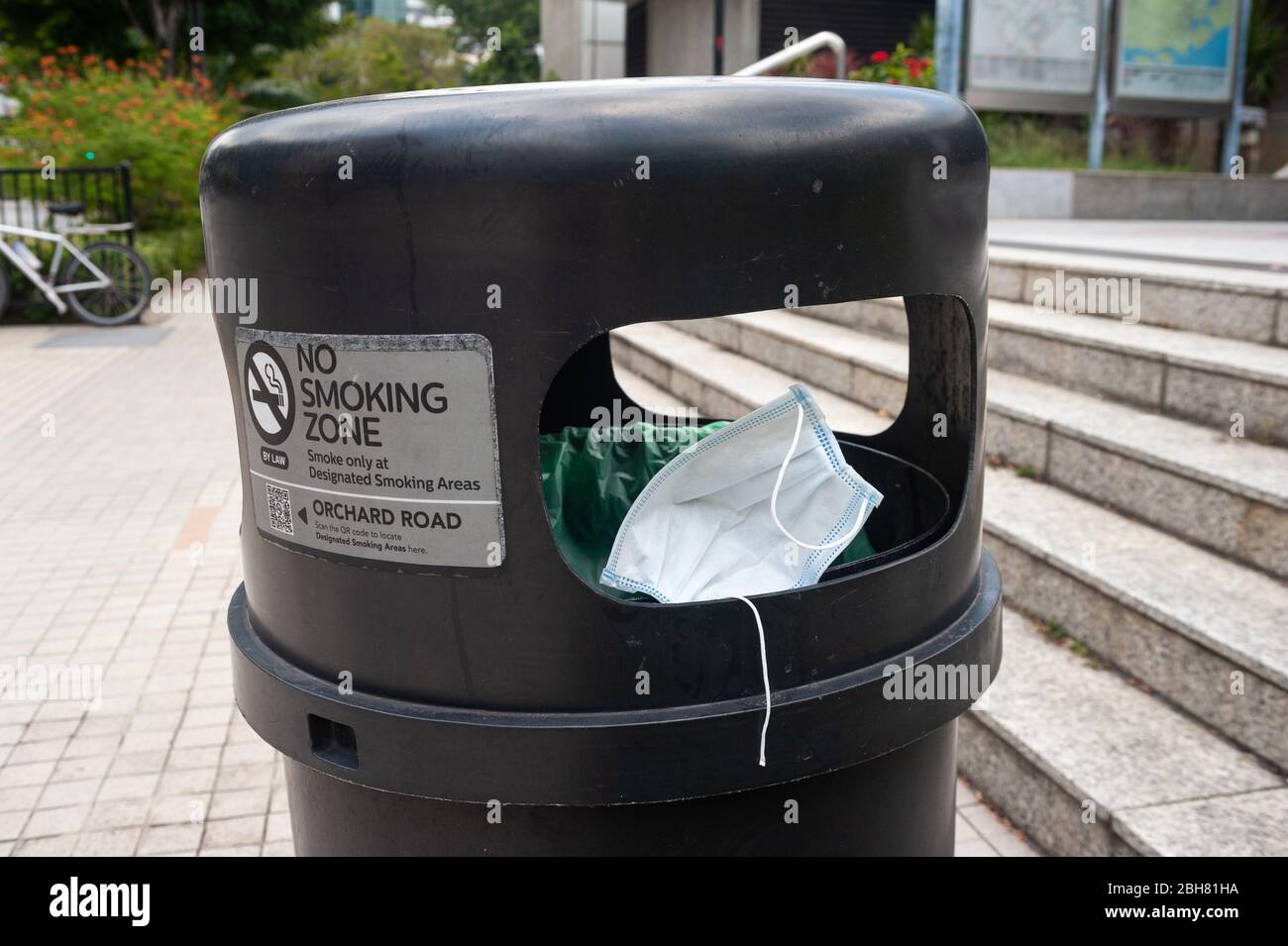 02.04.2020, Singapour, Singapour - un porte-bouche jeté se trouve dans une poubelle  devant une station de métro du centre-ville. 0SL200402D031CAROE Photo Stock  - Alamy