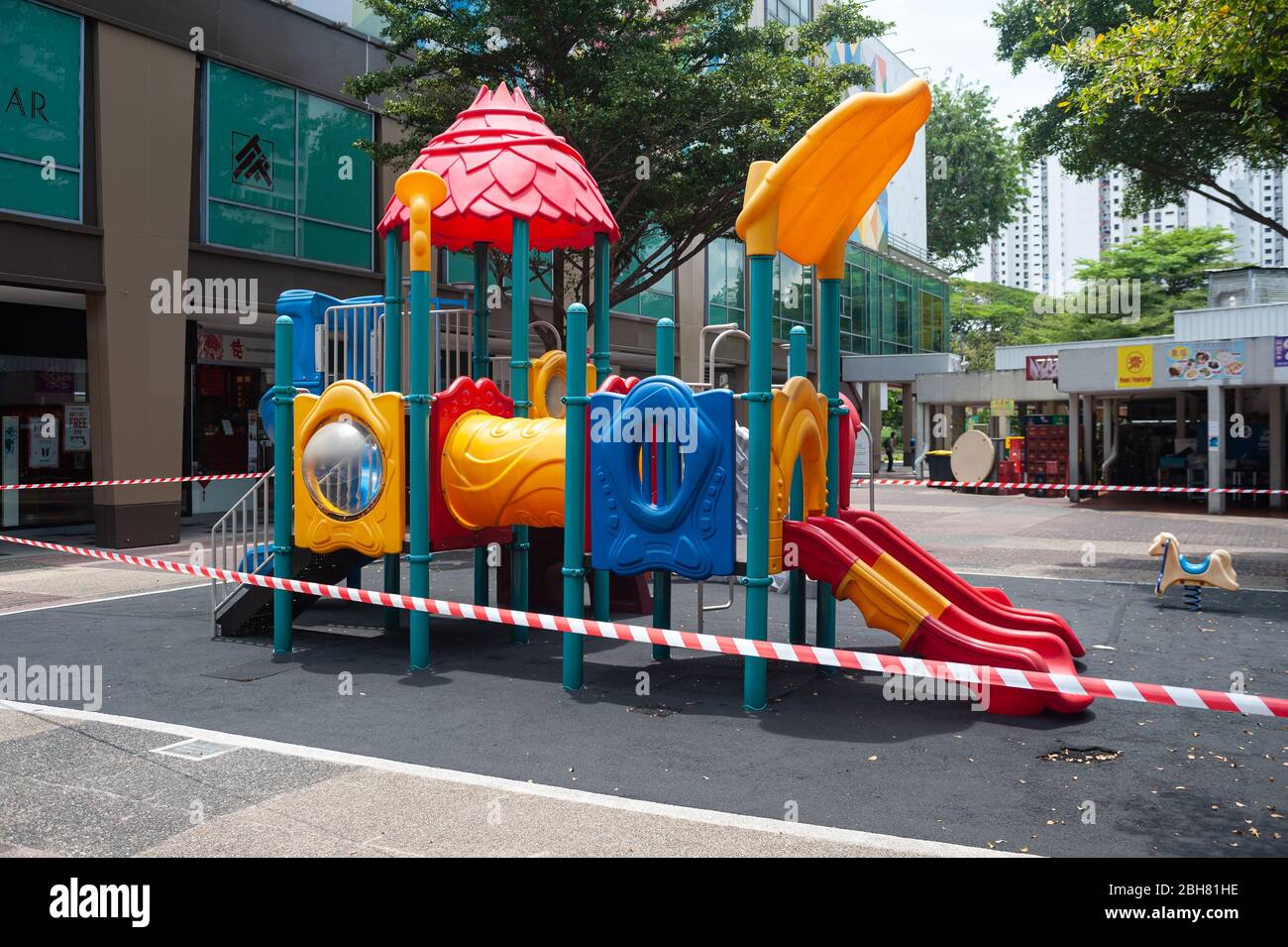 09.04.2020, Singapour, , Singapour - un terrain de jeu dans le district d'Ang Mo Kio a été mis en place avec des bandes rouges et blanches. Pour limiter davantage Banque D'Images