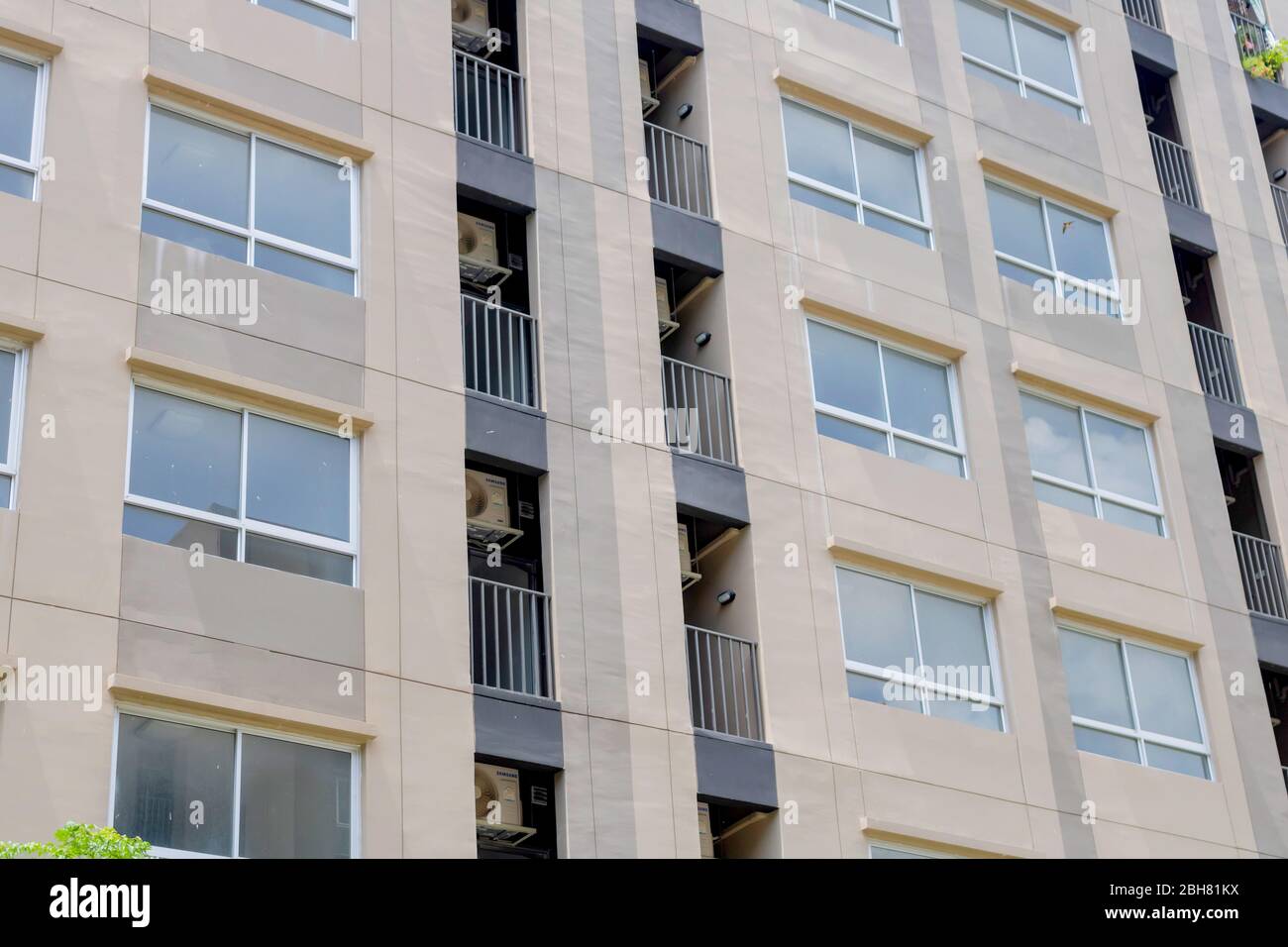 Photo de la copropriété brun Uni avec beaucoup de fenêtres et le système de refroidissement à ses terrasses montrant le nombre de résidents en elle, Bangkok, Thaïlande Nov Banque D'Images