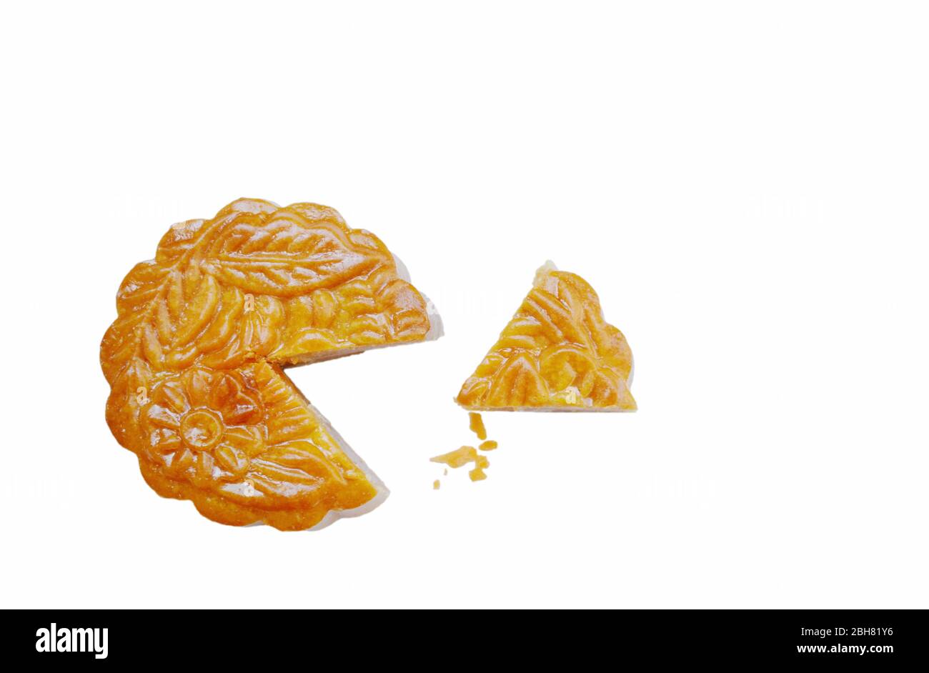 Gâteau de lune dessert de tradition chinoise farci purée de la tranche de durian pour pièce sur fond blanc Banque D'Images