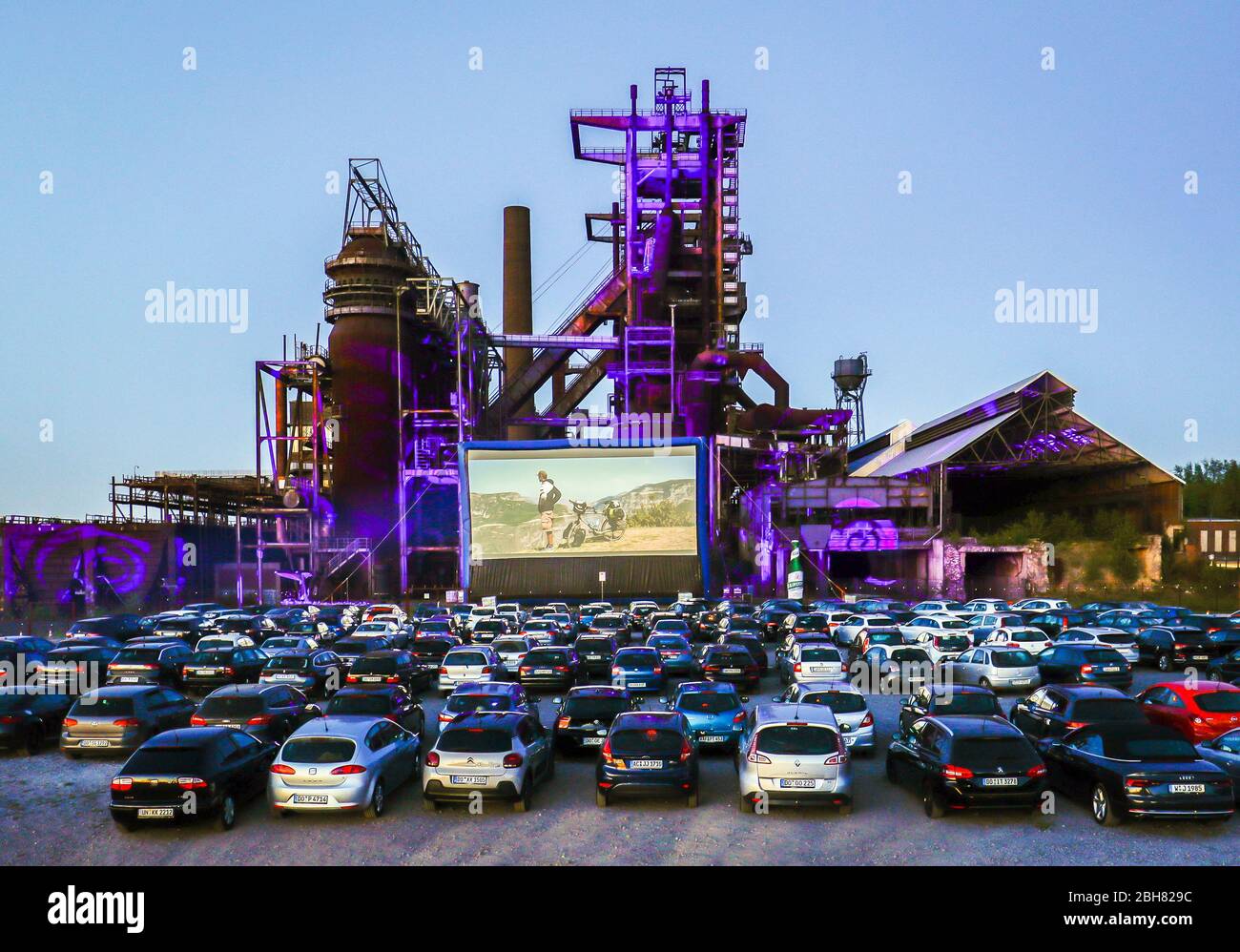 20.04.2020, Dortmund, Rhénanie-du-Nord-Westphalie, Allemagne - Drive-in cinéma Dortmund, nouveau cinéma drive-in devant l'ancien haut fourneau pl Banque D'Images