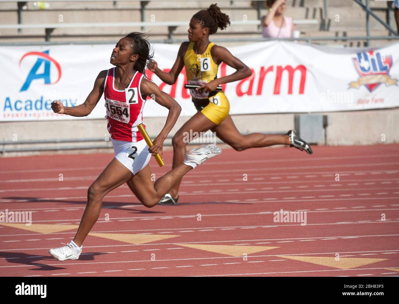 Austin Texas Etats-Unis, 6 juin 2009: Filles les athlètes féminins font un sprint autour de la piste pendant le relais de filles DE 4 X 100 mètres aux championnats de l'État de l'école secondaire du Texas sur la piste du stade de l'Université du Texas. ©Bob Daemmrich Banque D'Images