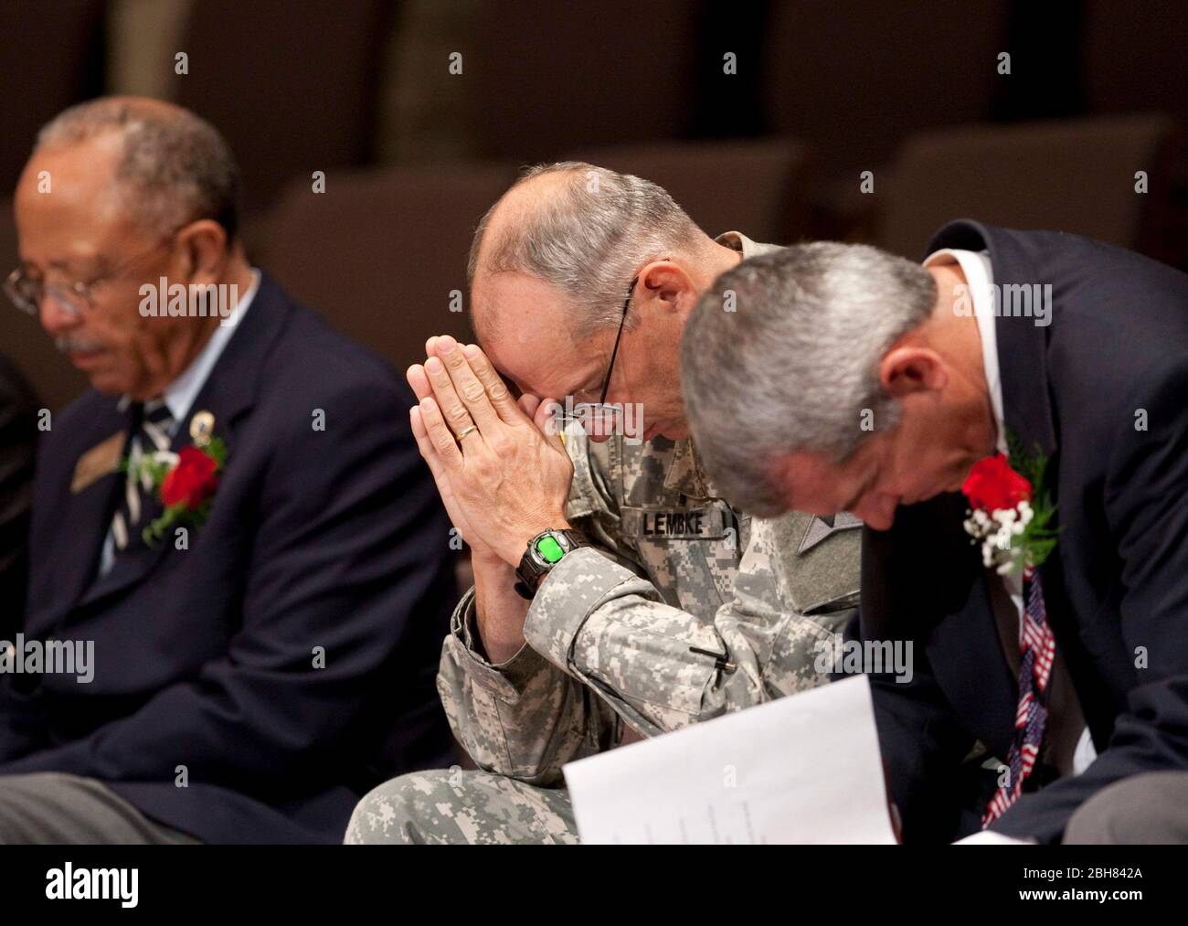Killeen, Texas le 8 novembre 2009 : l'aumônier de l'armée Michael T. Lembke (c) du corps de l'III prie à un service commémoratif de la première église baptiste de Killeen, trois jours après que l'homme armé Nidal Hasan a ouvert le feu à fort Hood, tuant 13 personnes et blessant beaucoup plus. ©Bob Daemmrich Banque D'Images