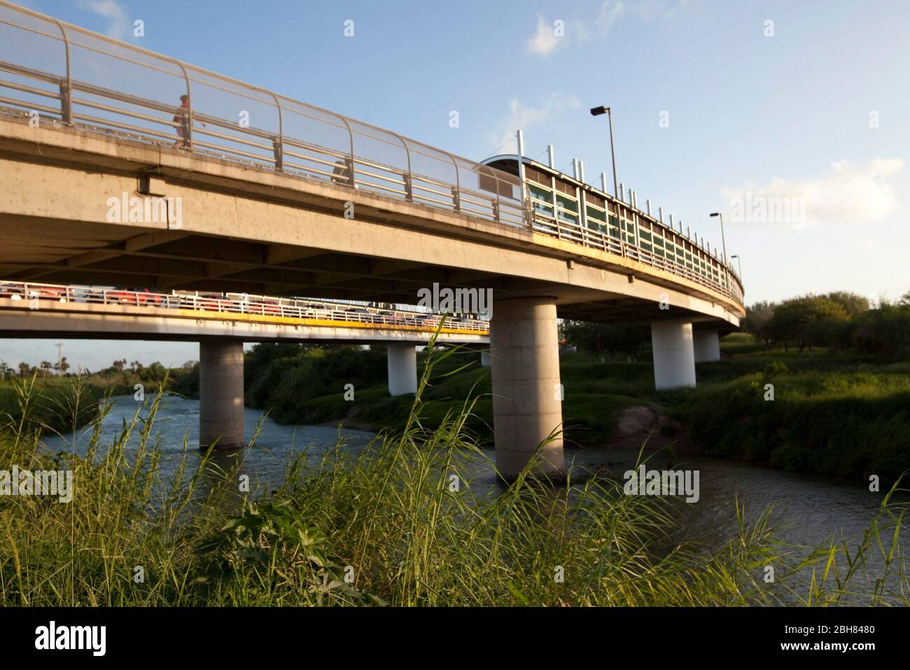 Brownsville Texas 7 Octobre 09 La Riviere Rio Grande Qui Traverse Le Centre Ville De Brownsville En Regardant Vers L Ouest Avec Matamoros Mexique Sur La Gauche Le Mur Frontalier Est Construit En