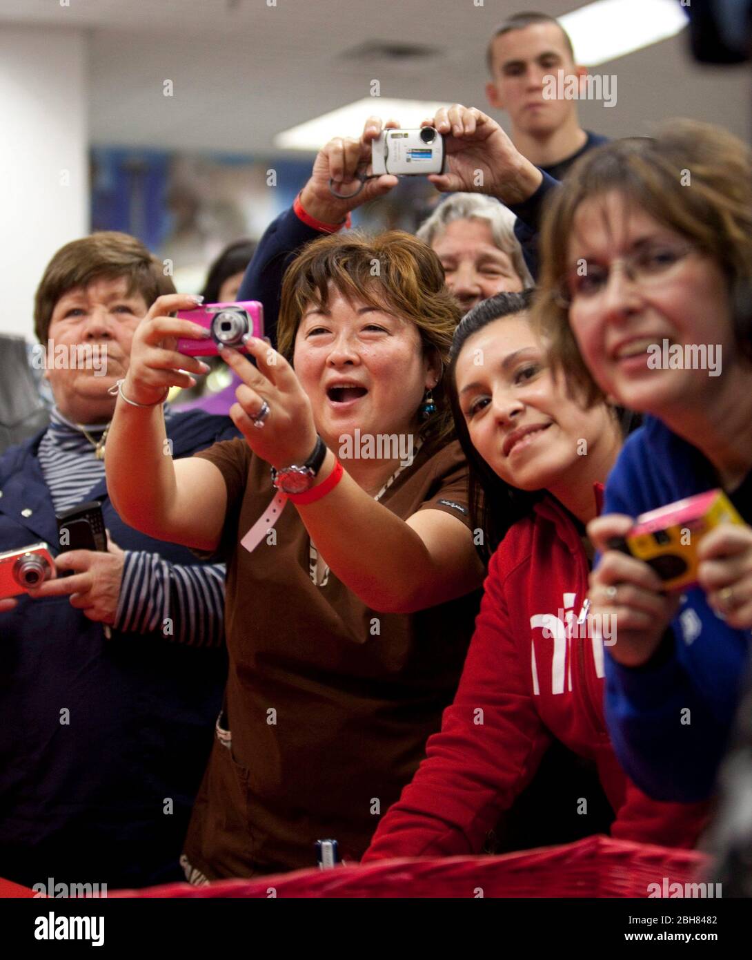 Fort Hood, Texas, États-Unis, 5 décembre 2009 : les fans de l'ancienne gouverneure de l'Alaska Sarah Palin (non représentée) prennent des photos d'elle lorsqu'elle arrive à la poste pour signer des copies de son livre, « Going Rogue », pour les soldats à fort Hood, Texas, Un mois après, le tireur Nidal Malik Hasan aurait tué 13 personnes dans une fusillade sur la base. Palin est sur une tournée de livre de plusieurs villes américaines et de tester les eaux pour une possible offre présidentielle de 2012. ©Bob Daemmrich Banque D'Images