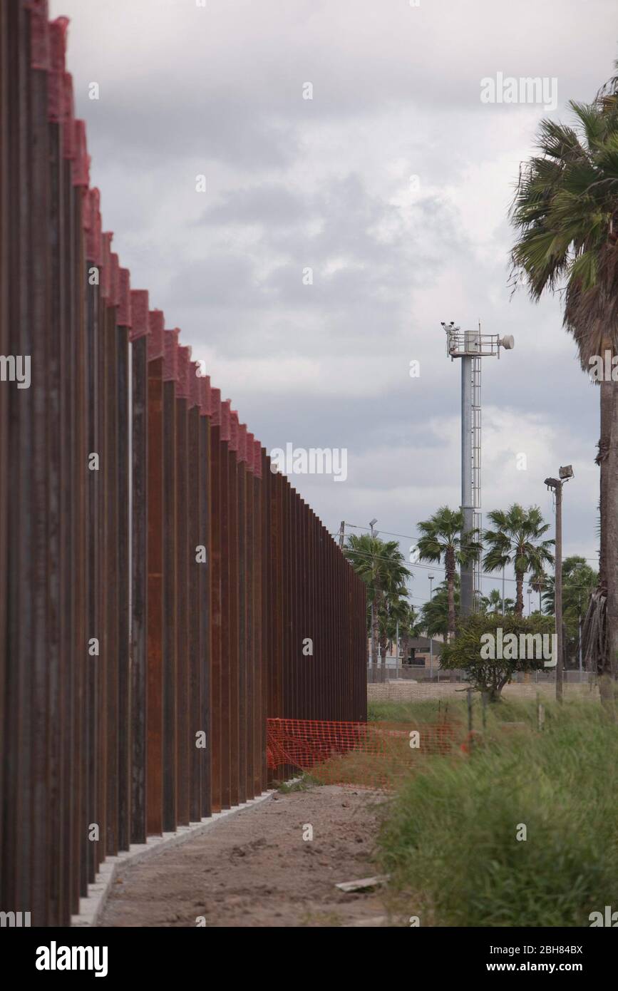 Brownsville, Texas, États-Unis, 7 octobre 2009 : une section du mur des États-Unis sur la frontière sud avec le Mexique est en construction juste au sud du campus de l'université du Texas-Brownsville/Texas SouthMOST College, à côté de la rivière Rio Grande. Le mur en béton et en acier de 20 mètres de haut, conçu pour empêcher les passages illégaux du Mexique vers les États-Unis, est construit avec des impôts fédéraux en dollars dans des sections dans tout le sud du Texas. ©Bob Daemmrich Banque D'Images