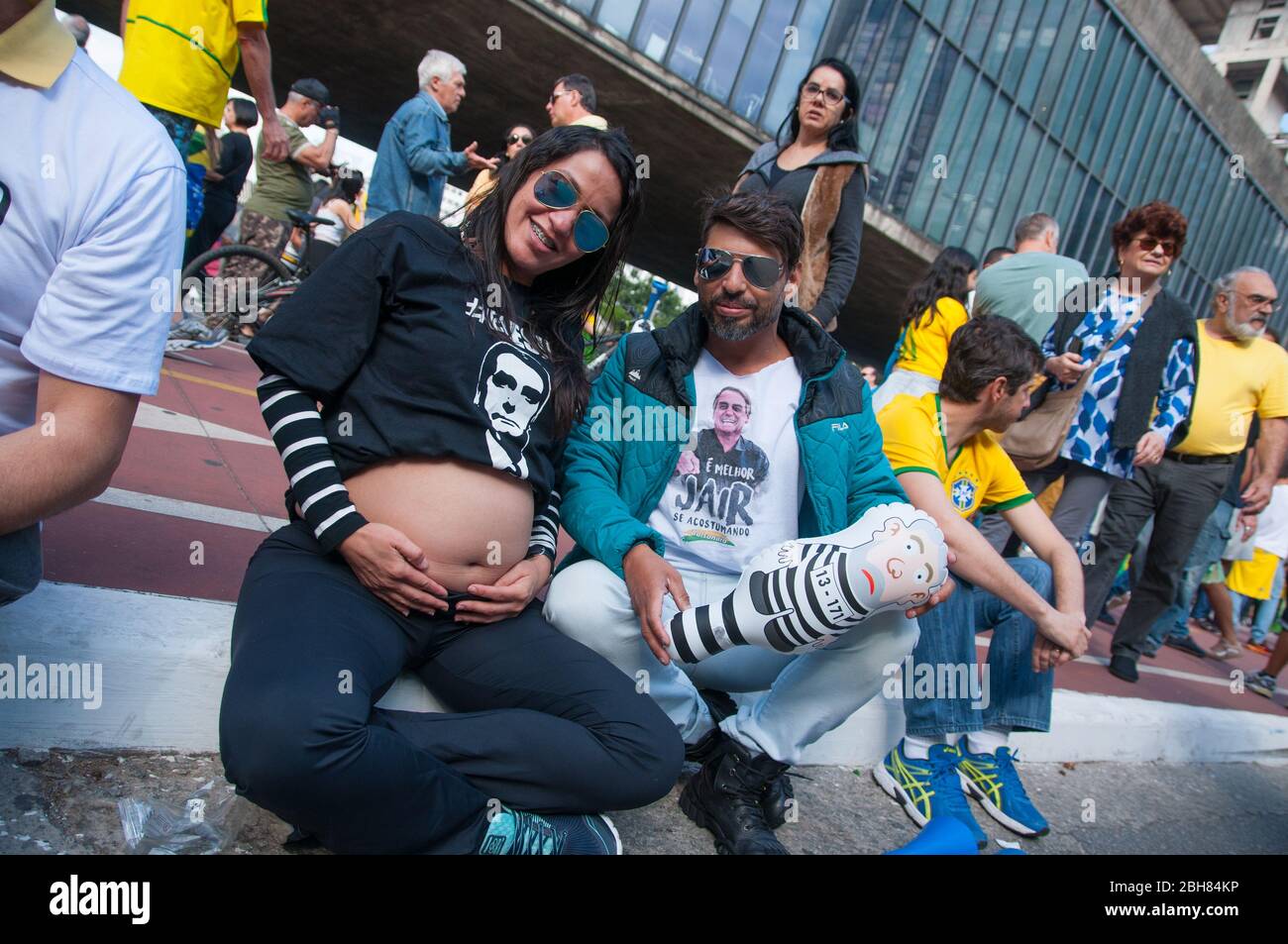 Sao Paulo, SP, Brésil, 2018/10/21, candidat à la présidentielle pour démonstration, Jair Bolsonaro, sur l'avenue Paulista - femme enceinte et mari dans la démo Banque D'Images