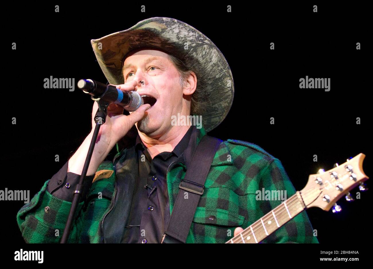 Cypress Texas USA, 7 février 2010: Le musicien de rock Ted Nugent interprète l'hymne national lors d'un rallye de campagne pour Gov du Texas. Rick Perry (non représenté). ©Marjorie Kamys Cotera /Daemmrich photos Banque D'Images