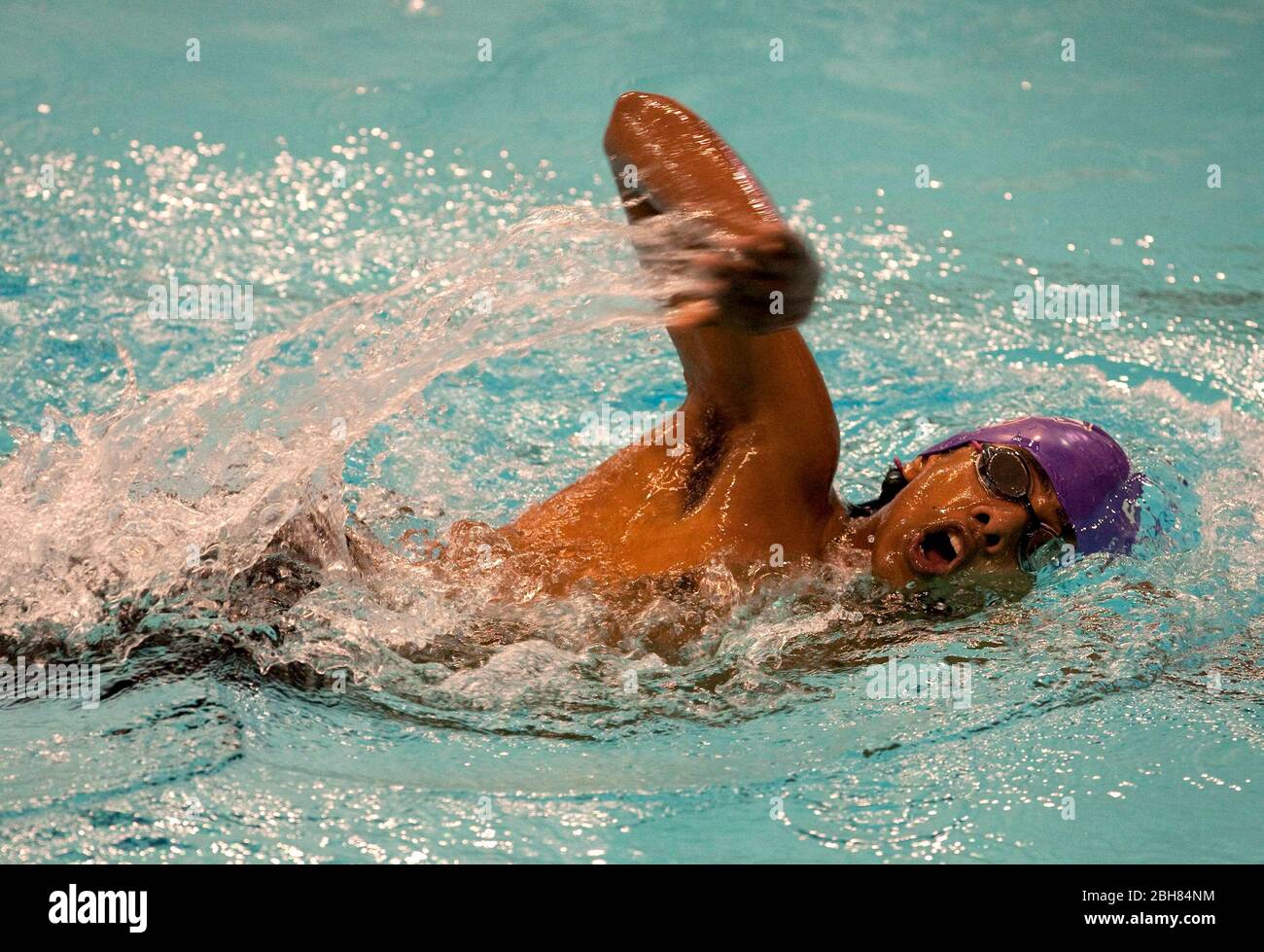 Austin Texas Etats-Unis, 29 janvier 2010: L'étudiant de la région d'Austin nage avec la jambe libre de la course de relais dans un quartier de natation rencontre à l'Université du Texas au centre de natation d'Austin. ©Bob Daemmrich Banque D'Images