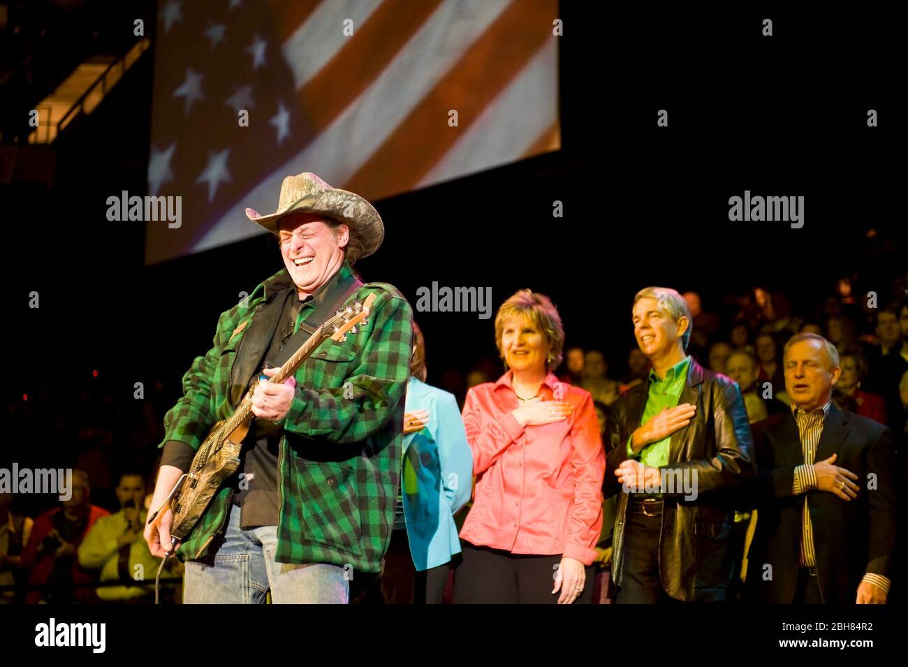 Cypress Texas USA, 7 février 2010: Le musicien de rock Ted Nugent interprète l'hymne national lors d'un rallye de campagne pour Gov du Texas. Rick Perry (non représenté). ©Marjorie Kamys Cotera /Daemmrich photos Banque D'Images