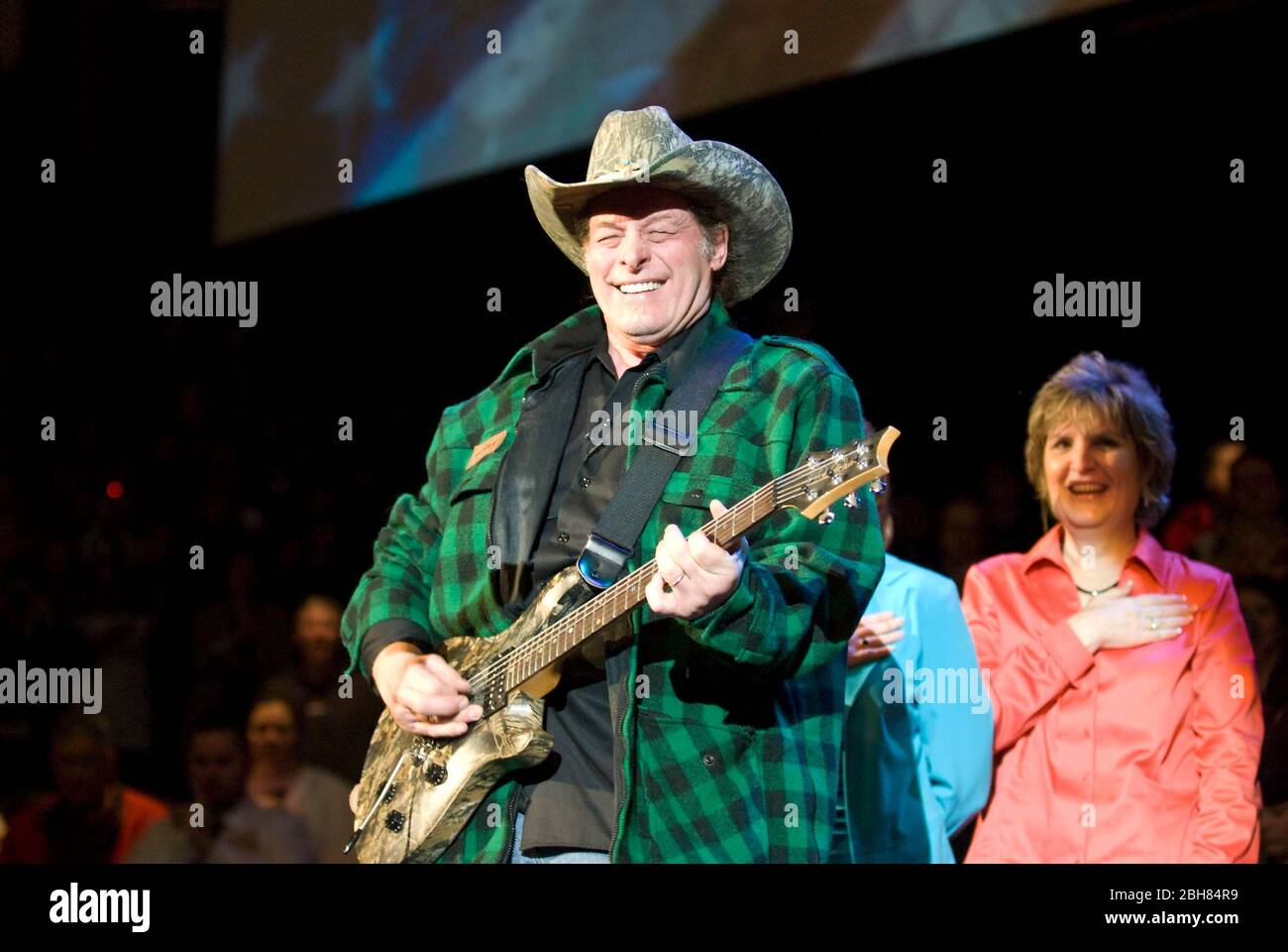 Cypress Texas USA, 7 février 2010: Le musicien de rock Ted Nugent interprète l'hymne national lors d'un rallye de campagne pour Gov du Texas. Rick Perry (non représenté). ©Marjorie Kamys Cotera /Daemmrich photos Banque D'Images