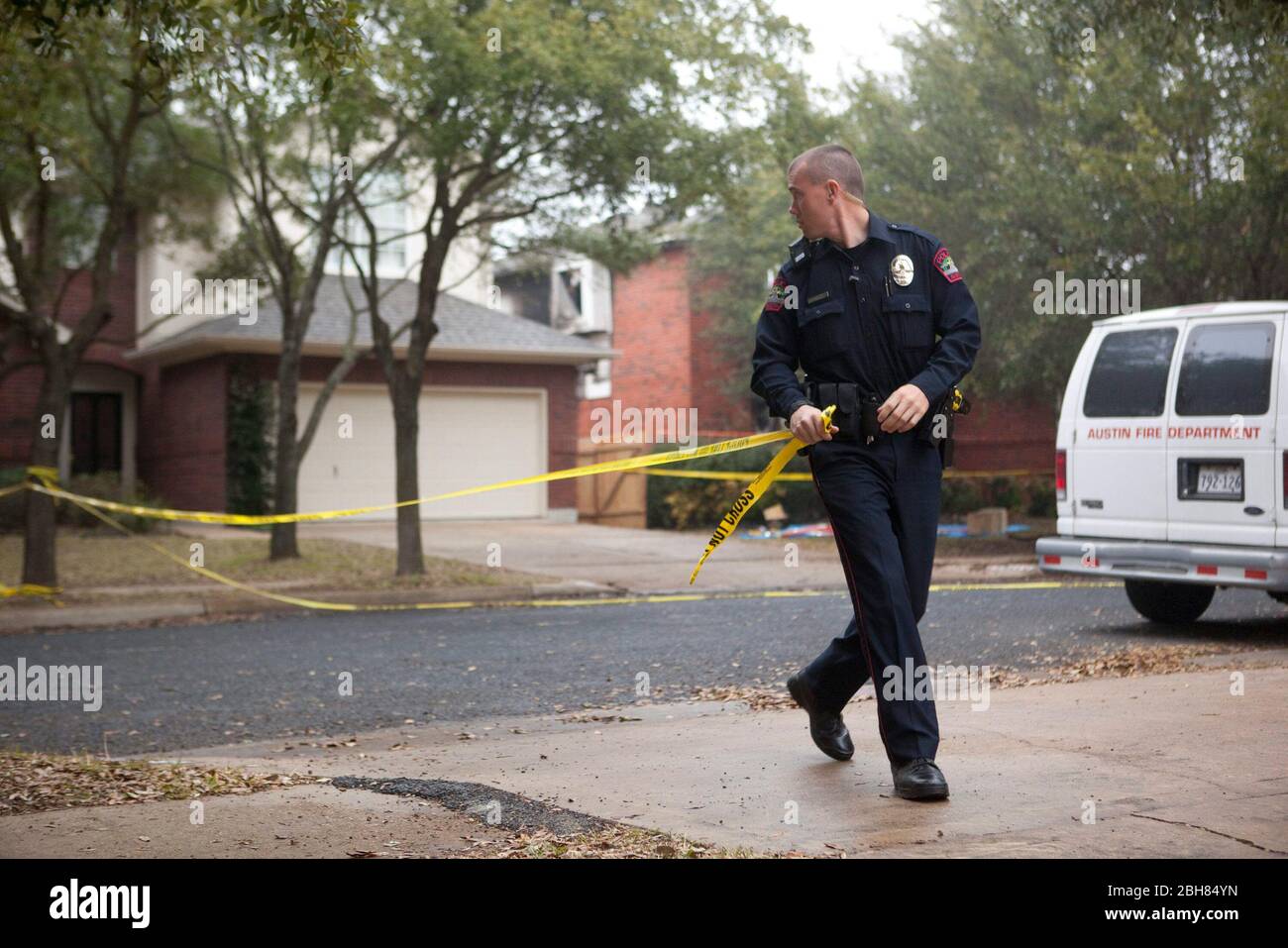 Austin, Texas États-Unis, 20 février 2010: Un policier d'Austin bande à l'extérieur de la rue en face de la maison de Joe Stack, est accusé de mettre le feu à sa maison avant qu'il s'est frapune dans un immeuble de bureaux de l'IRS la veille. Stack et un responsable IRS ont été tués lors de l'accident. ©Bob Daemmrich Banque D'Images