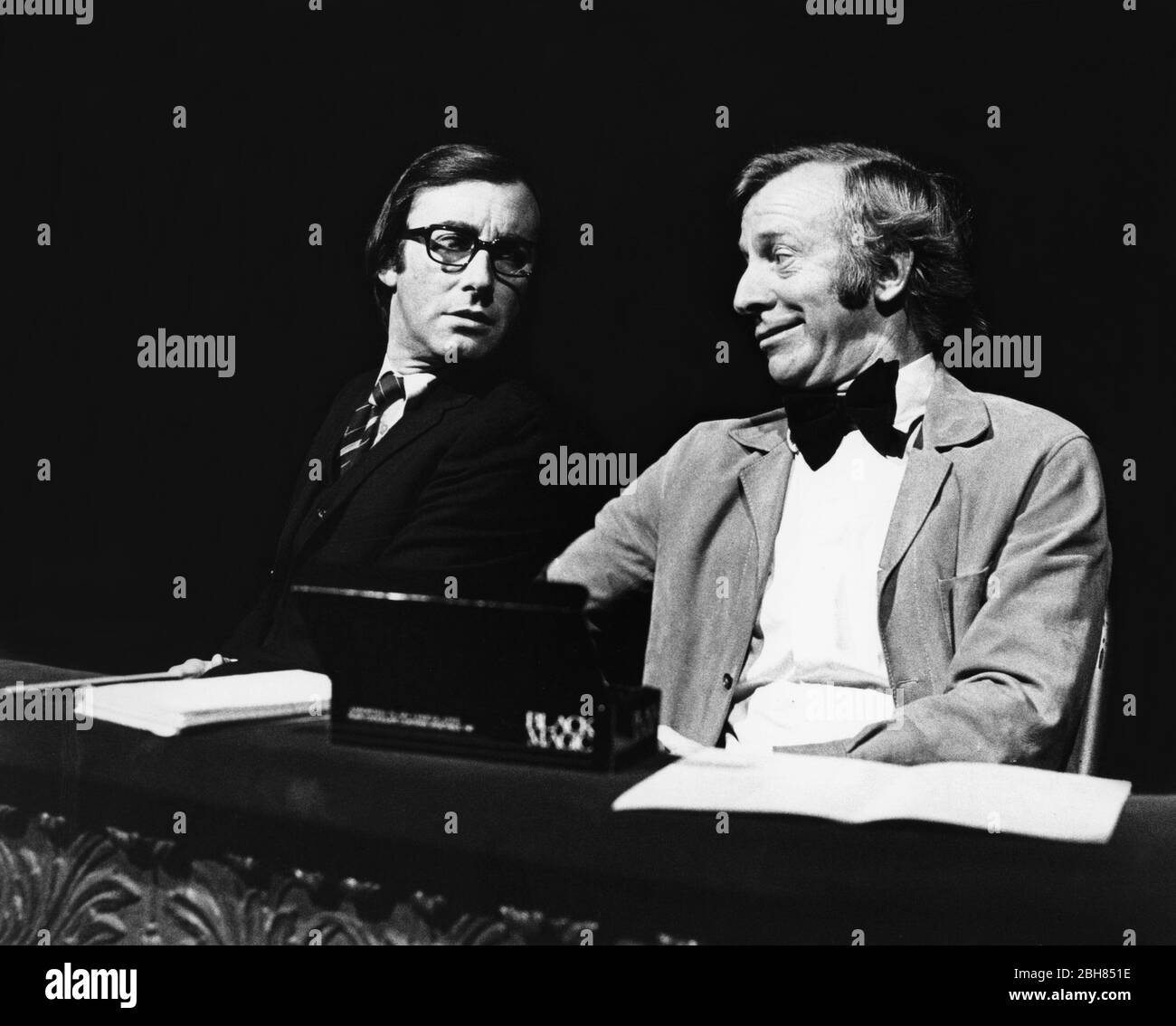 LE VRAI INSPECTEUR HOUND de Tom Stoppard set design: Carl Toms éclairage: John B. Lire réalisateur: Jeremy James Taylor l-r: Teddy Green (Lune), Terence Frisby (Birdfoot) The Young Vic (YV), Londres REF/BW-354-37 Banque D'Images