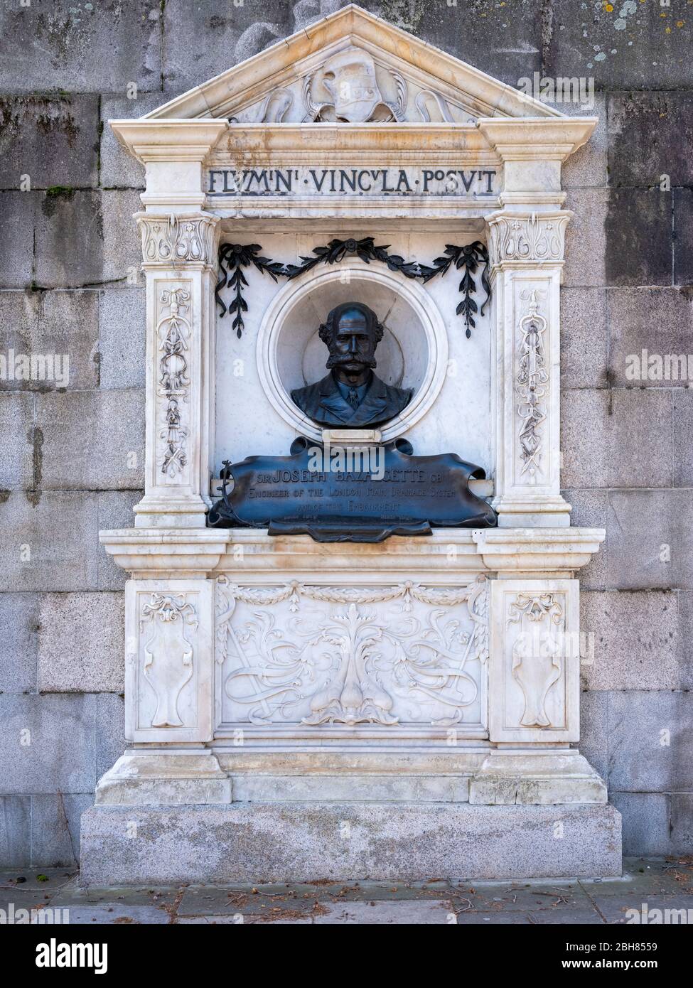 Statue à Sir Joseph William Bazalgette, ingénieur civil anglais du XIXe siècle, en reconnaissance de sa création du réseau d'égouts moderne à Londres Banque D'Images