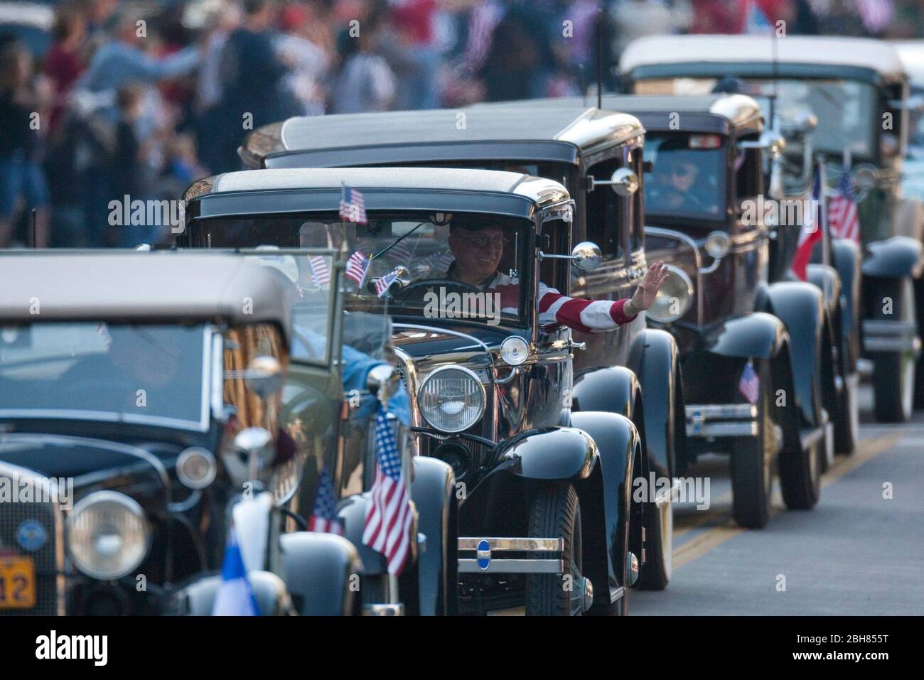 Austin Texas États-Unis, 11 novembre 2009 : une rangée de voitures anciennes se trouve sur Congress Avenue pendant le défilé annuel de la fête des anciens combattants. ©Bob Daemmrich Banque D'Images