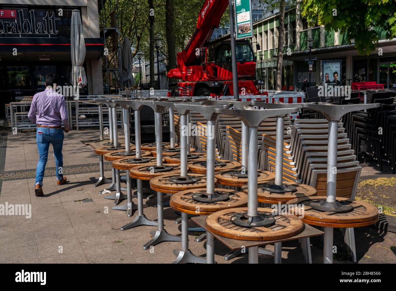 Chaises et tables empilées de divers établissements de restauration, sur Kennedyplatz, cafés fermés, pubs, restaurants, effets de la crise corona à Essse Banque D'Images