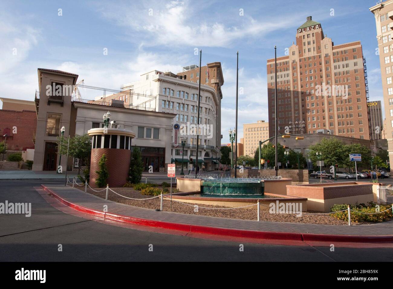 El Paso Texas Etats-Unis, 16 décembre 2009 : scène du centre-ville montrant l'hôtel Plaza historique, construit par Conrad Hilton en 1929, en arrière-plan. © Bob / Daemmrich Banque D'Images