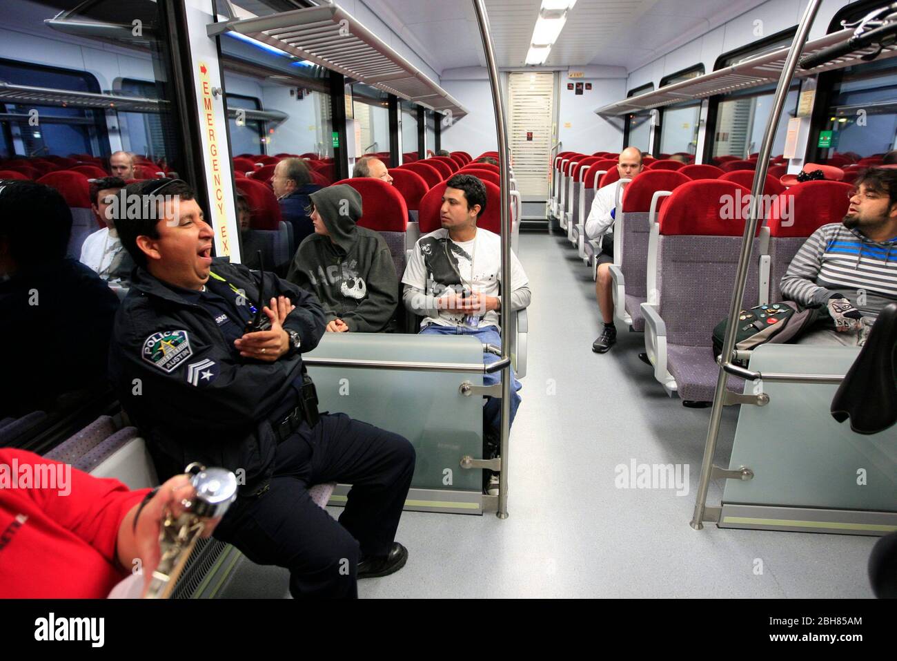 Austin Texas États-Unis, 22 mars 2010 : après près de 30 ans d'efforts avec des démarrages, des arrêts et des redémarrages, le premier service de train de banlieue dans la zone métropolitaine d'Austin en plus de 50 ans roule dans le centre-ville d'Austin depuis sa banlieue bourgeonnante du nord. La ligne rouge du métro Capital au départ de Leander attire des cavaliers curieux et des navetteurs enthousiastes sur sa course inaugurale. ©Bob Daemmrich Banque D'Images