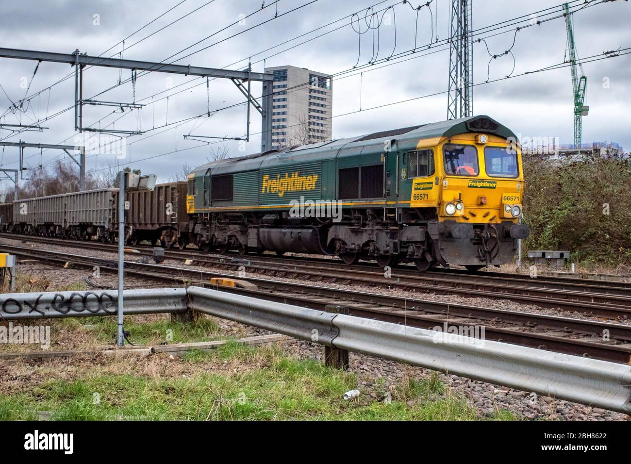 Freightliner Classe 66 Diesel Locomotive 66571 tirant sur les wagons sur la section de la voie entre Camden Road et Caledonian Road à Londres, Angleterre Banque D'Images