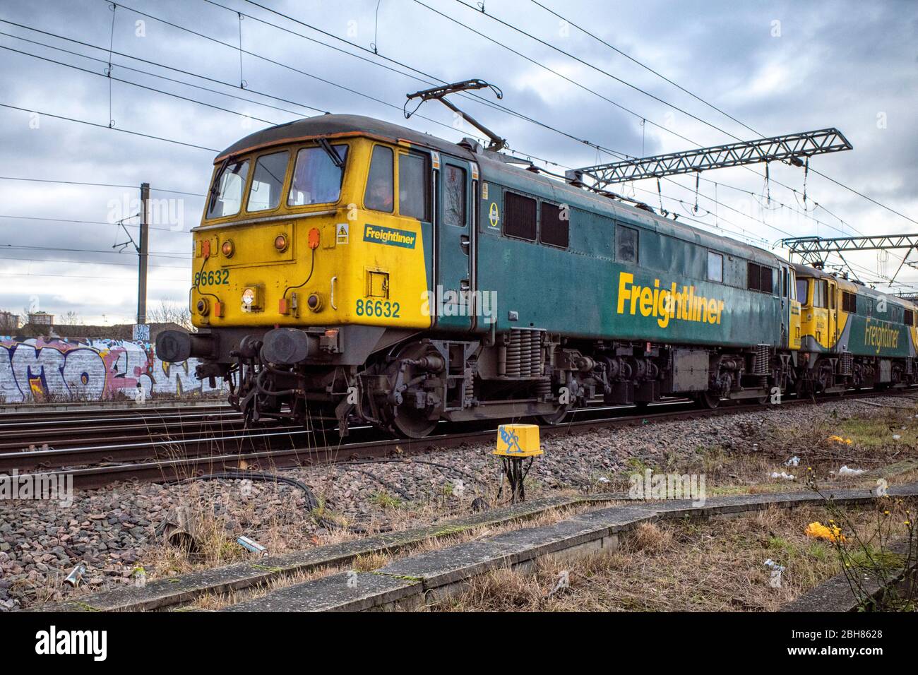 Années 60 British Rail classe 86 diesel électrique exploité par Freightliner en tandem avec une deuxième locomotive à Camden Road dans le nord de Londres Banque D'Images