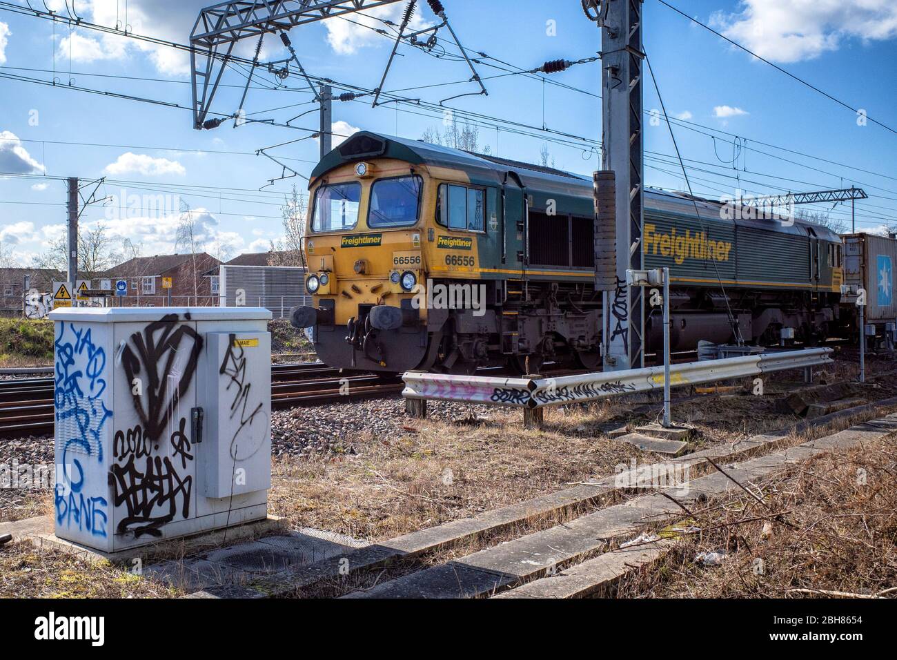 Freightliner Classe 66 Diesel Locomotive 66556 tirer des wagons sur la section de la voie entre Camden Road et Caledonian Road à Londres, Angleterre Banque D'Images