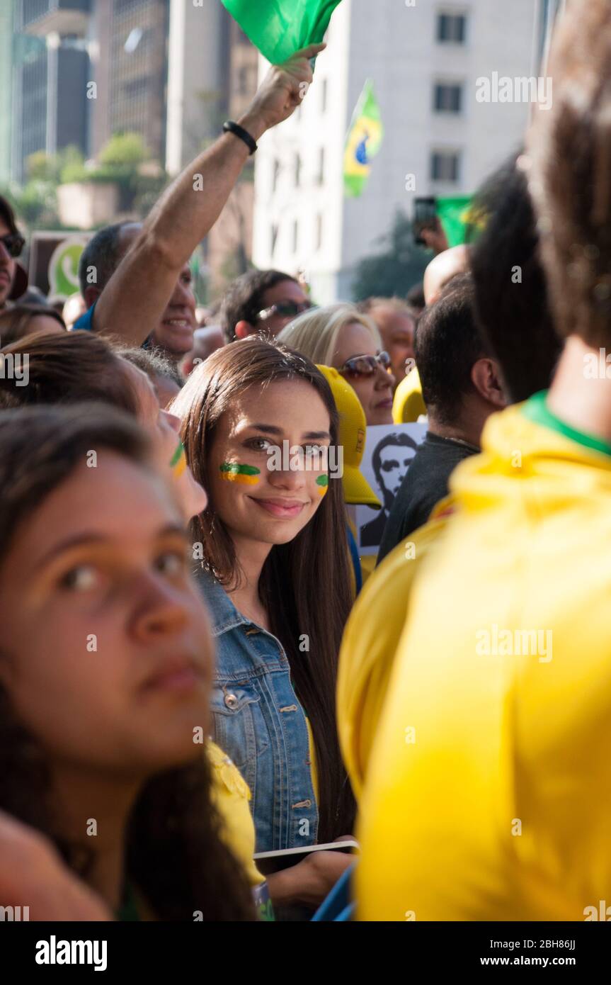 Sao Paulo, SP, Brésil, 2018/10/21, candidat à la présidentielle pour démonstration, Jair Bolsonaro, sur l'avenue Paulista - jeune femme aux couleurs patriotiques Banque D'Images
