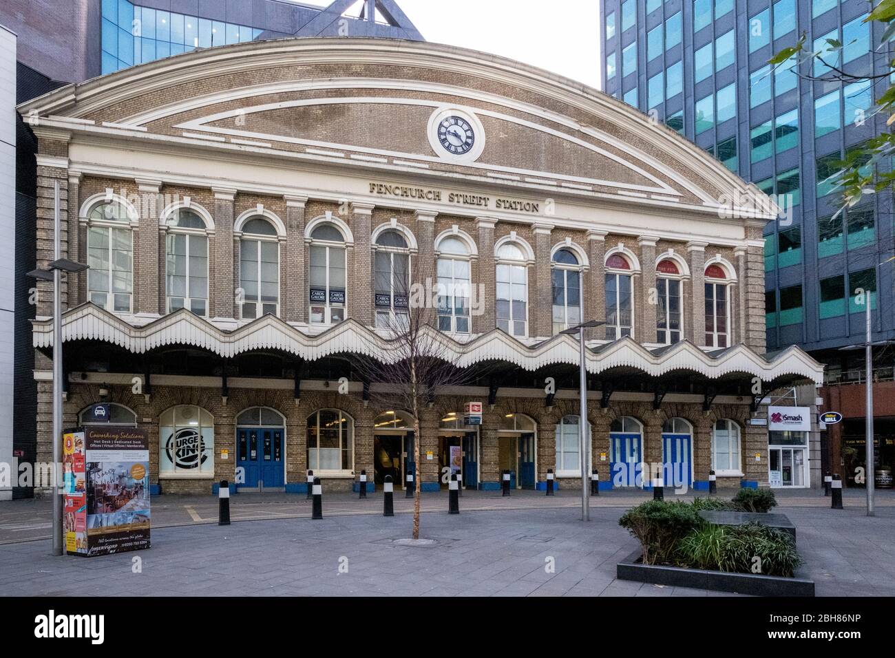 Vue de face de la gare de Fenchurch Street, également connue sous le nom de London Fenchurch Street, un terminus ferroviaire du centre de Londres dans la ville Banque D'Images