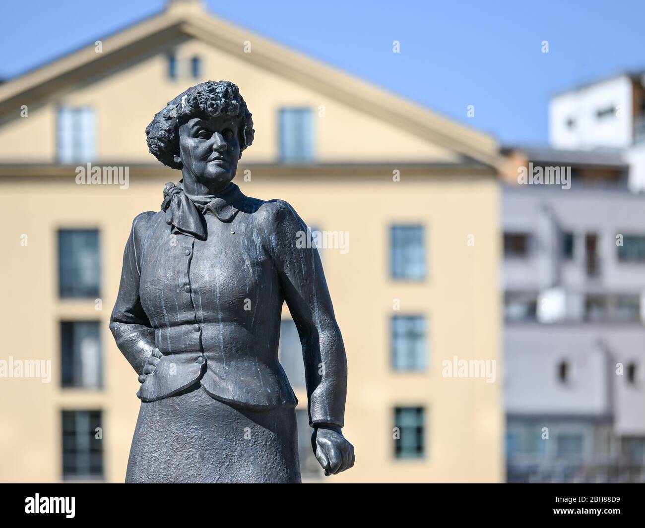 Statue de l'auteur féminin Moa Martinson de Peter Linde dans l'ancien paysage industriel de Norrkoping, Suède Banque D'Images