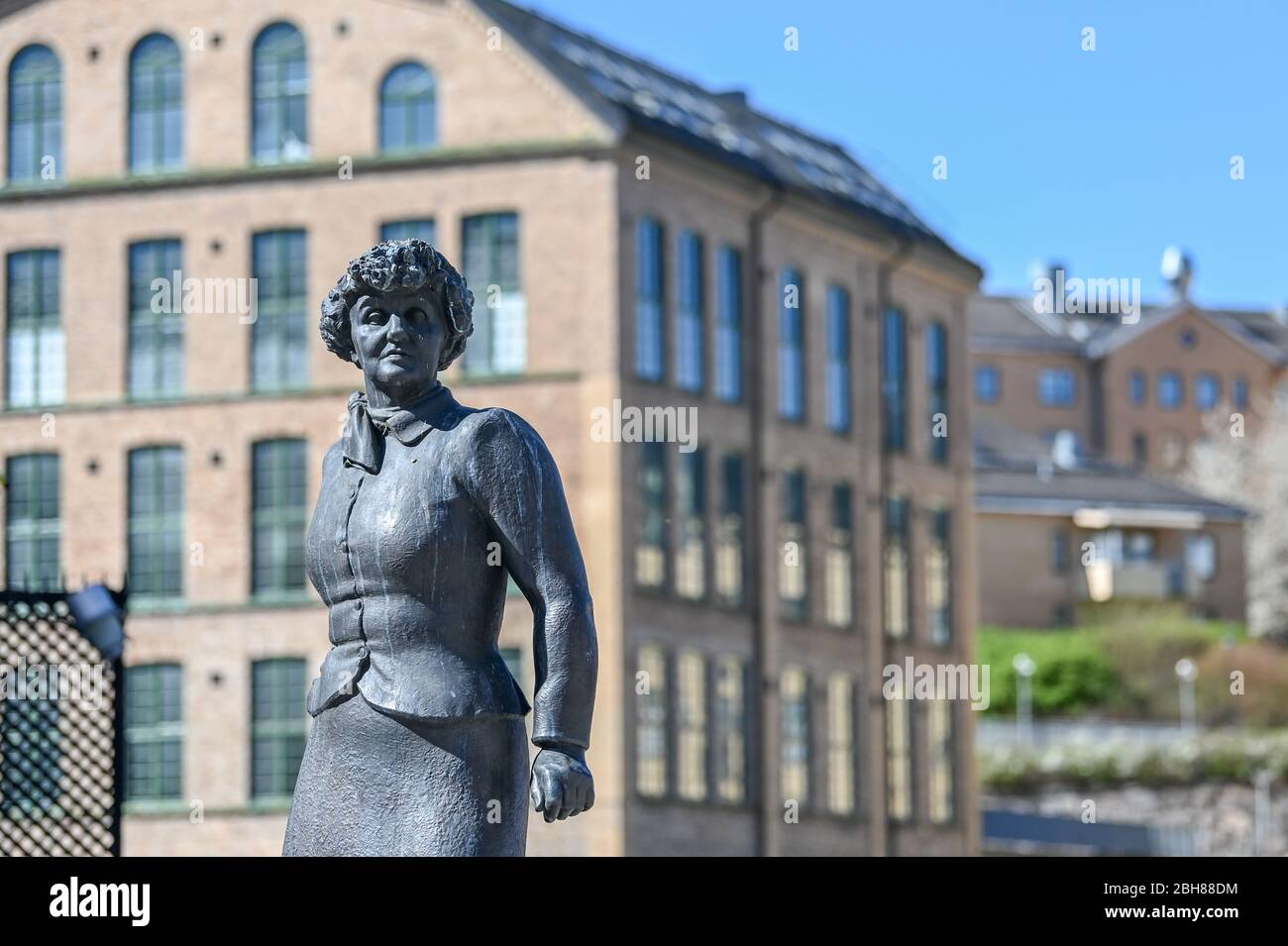Statue de l'auteur féminin Moa Martinson de Peter Linde dans l'ancien paysage industriel de Norrkoping, Suède Banque D'Images