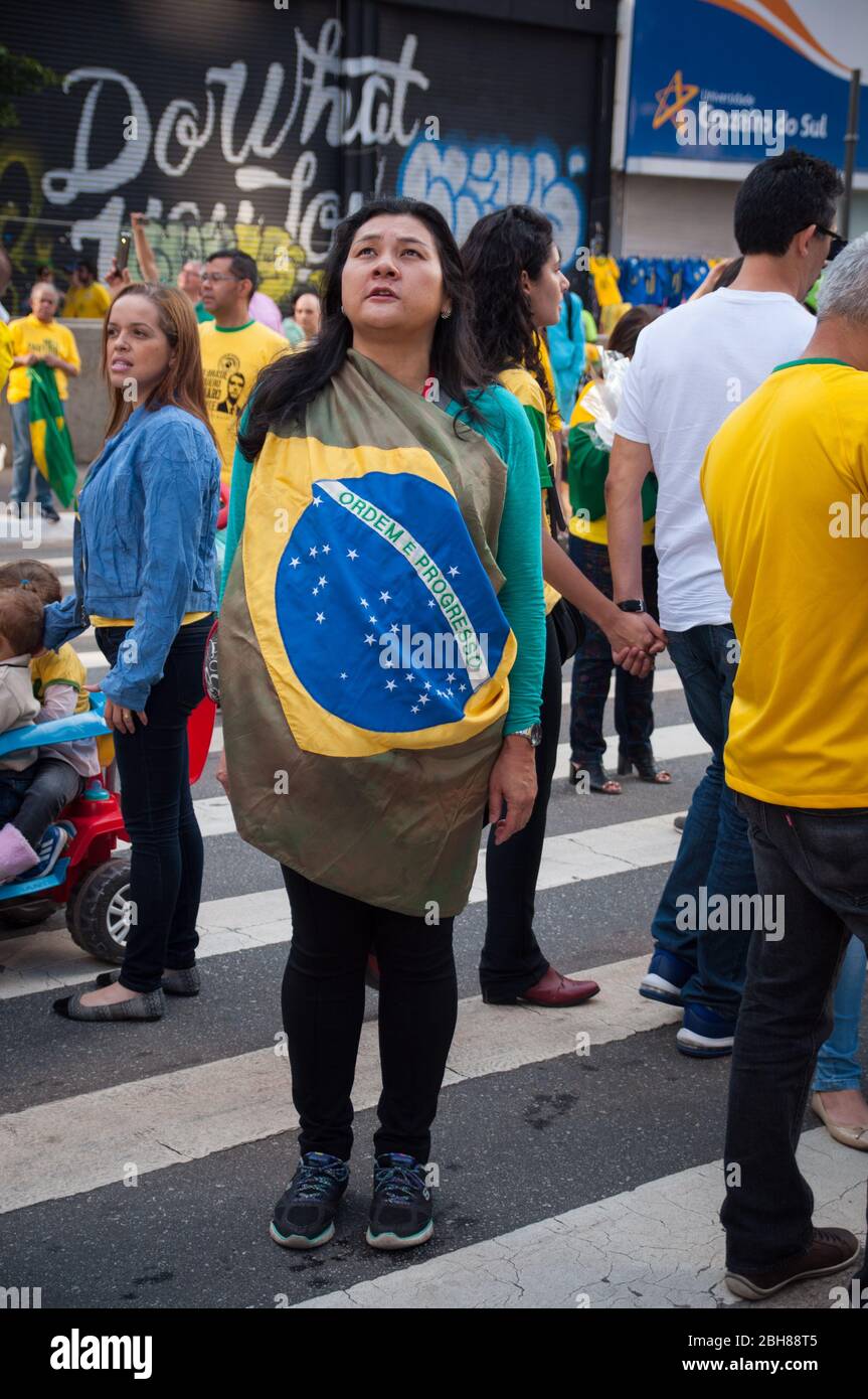 Sao Paulo, SP, Brésil, 2018/10/21, candidat à la présidentielle de démonstration, Jair Bolsonaro, sur l'avenue Paulista - une femme asiatique enveloppée dans le brazili Banque D'Images