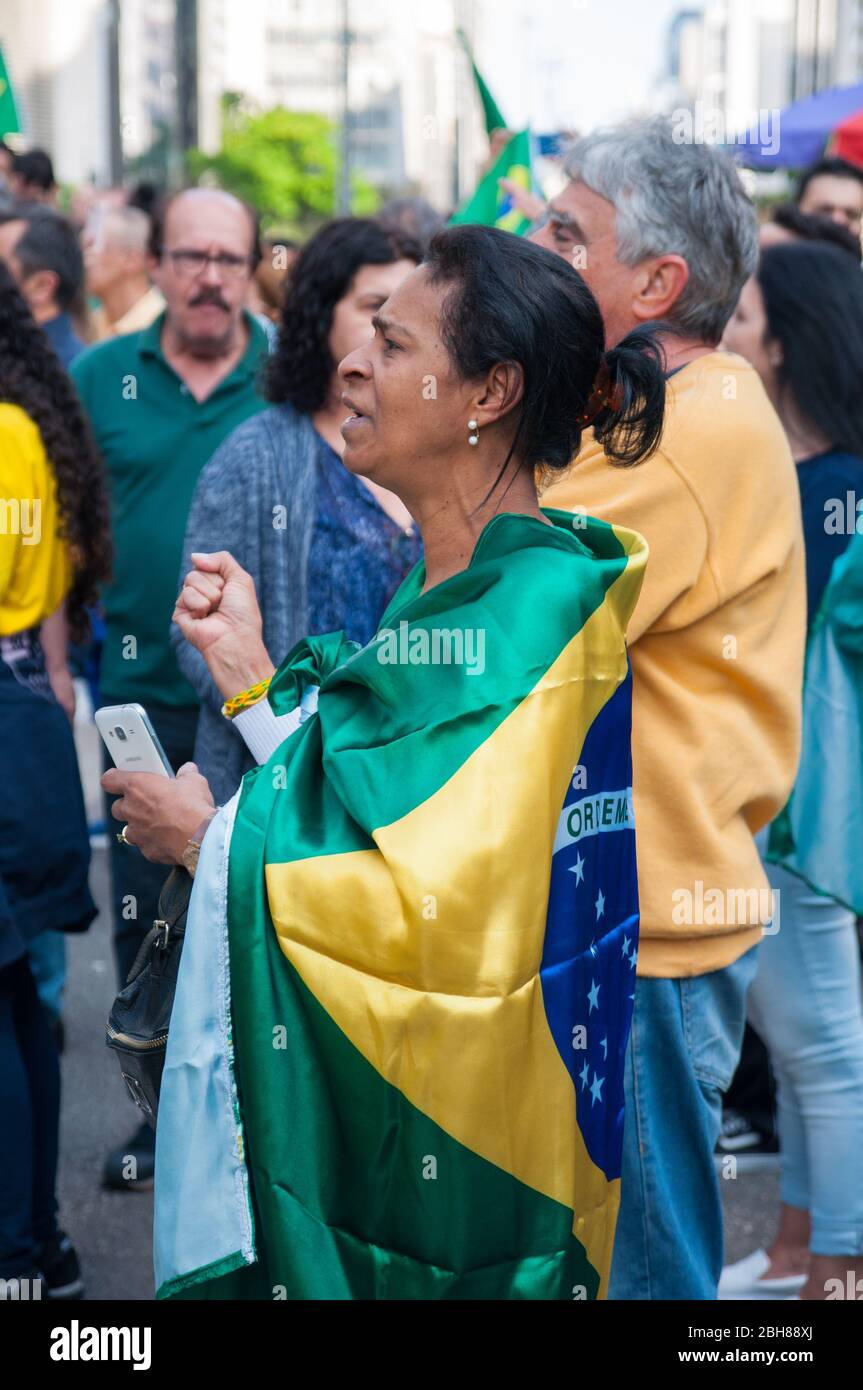 Sao Paulo, SP, Brésil, 2018/10/21, la candidate à la présidentielle de démonstration, Jair Bolsonaro, sur l'avenue Paulista, porte le drapeau brésilien Banque D'Images