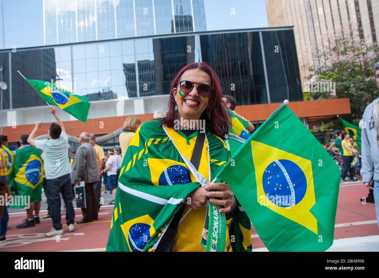 Sao Paulo, SP, Brésil, 2018/10/21, candidate à la présidentielle pour démonstration, Jair Bolsonaro, sur l'avenue Paulista - une femme patriotique montre son soutien à B Banque D'Images