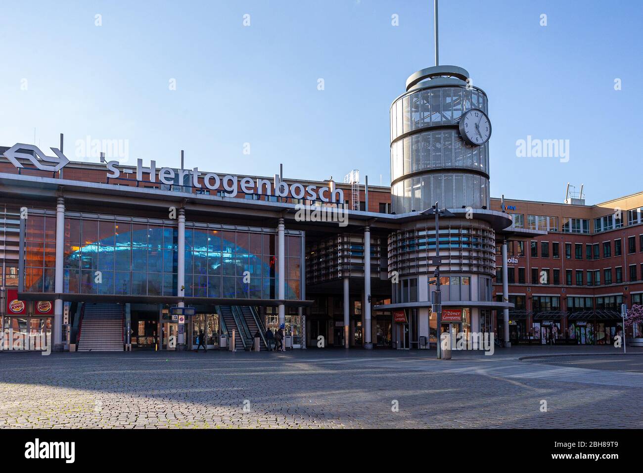 S-HERTOGENB.S., 21-03-2020, dutchnews, virus Corona, transports publics vides, entrée vide à la gare à cause du virus corona à Õs-Hertogenbosch Banque D'Images