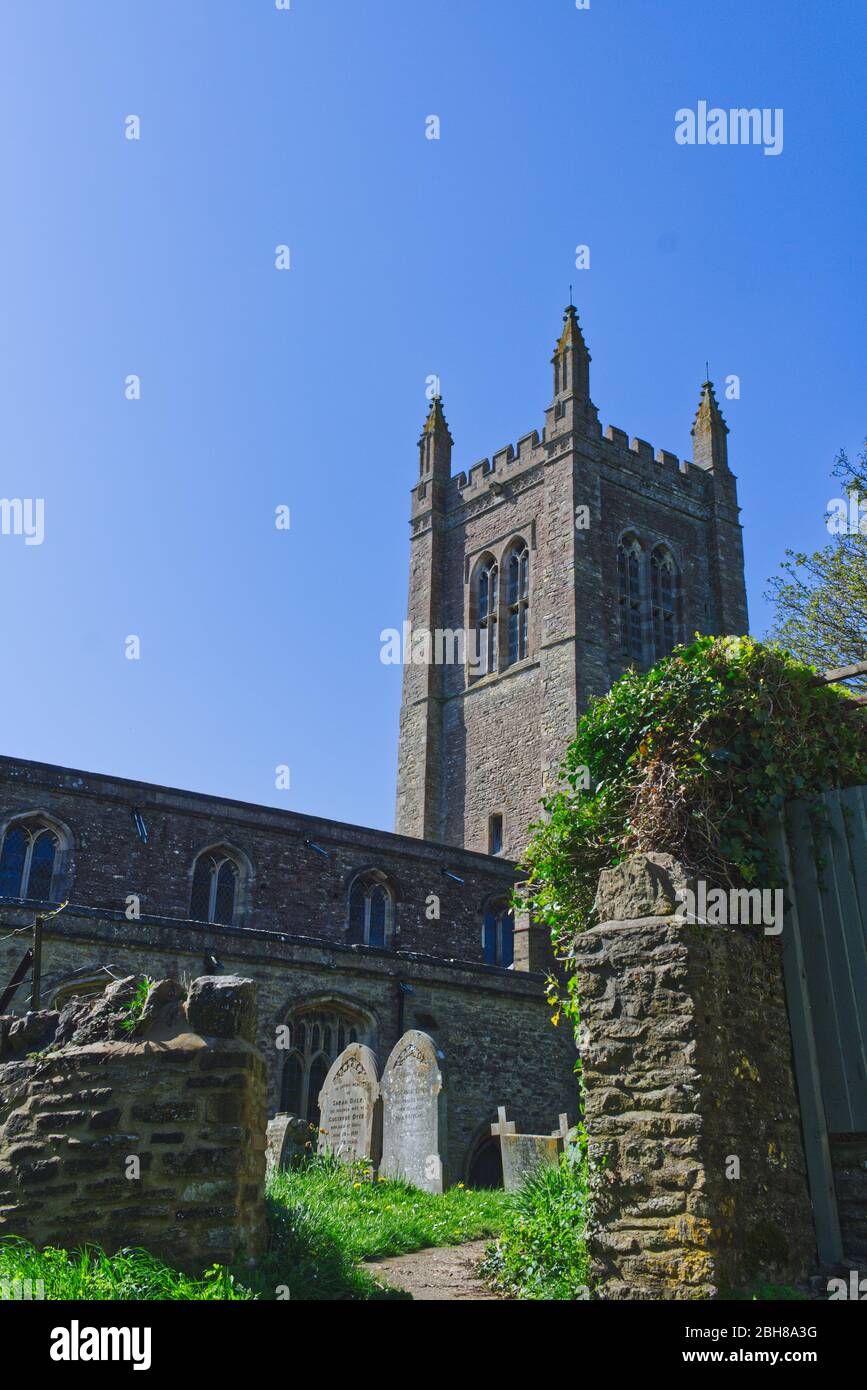 Le cimetière de l'église des Saints dans le village d'Odell, dans le Bedfordshire, lors d'une journée de printemps ensoleillée en avril Banque D'Images
