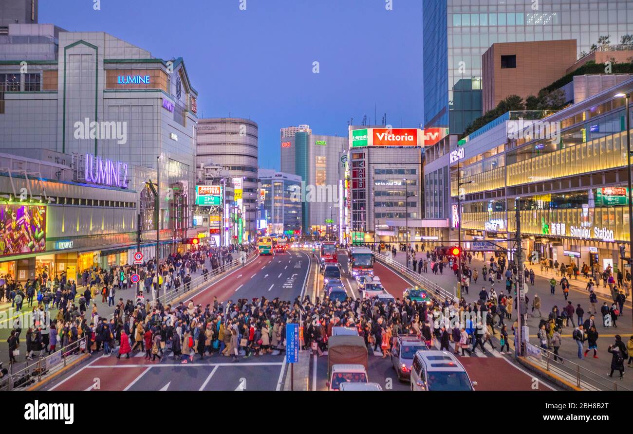 Japon, Tokyo City, Shinjuku District, Shinjuku Station côté sud Banque D'Images