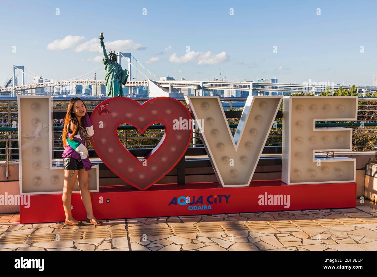 Le Japon, Honshu, Tokyo, Tokyo, Odaiba, Waterfront City Girl posing with Love Sign Banque D'Images
